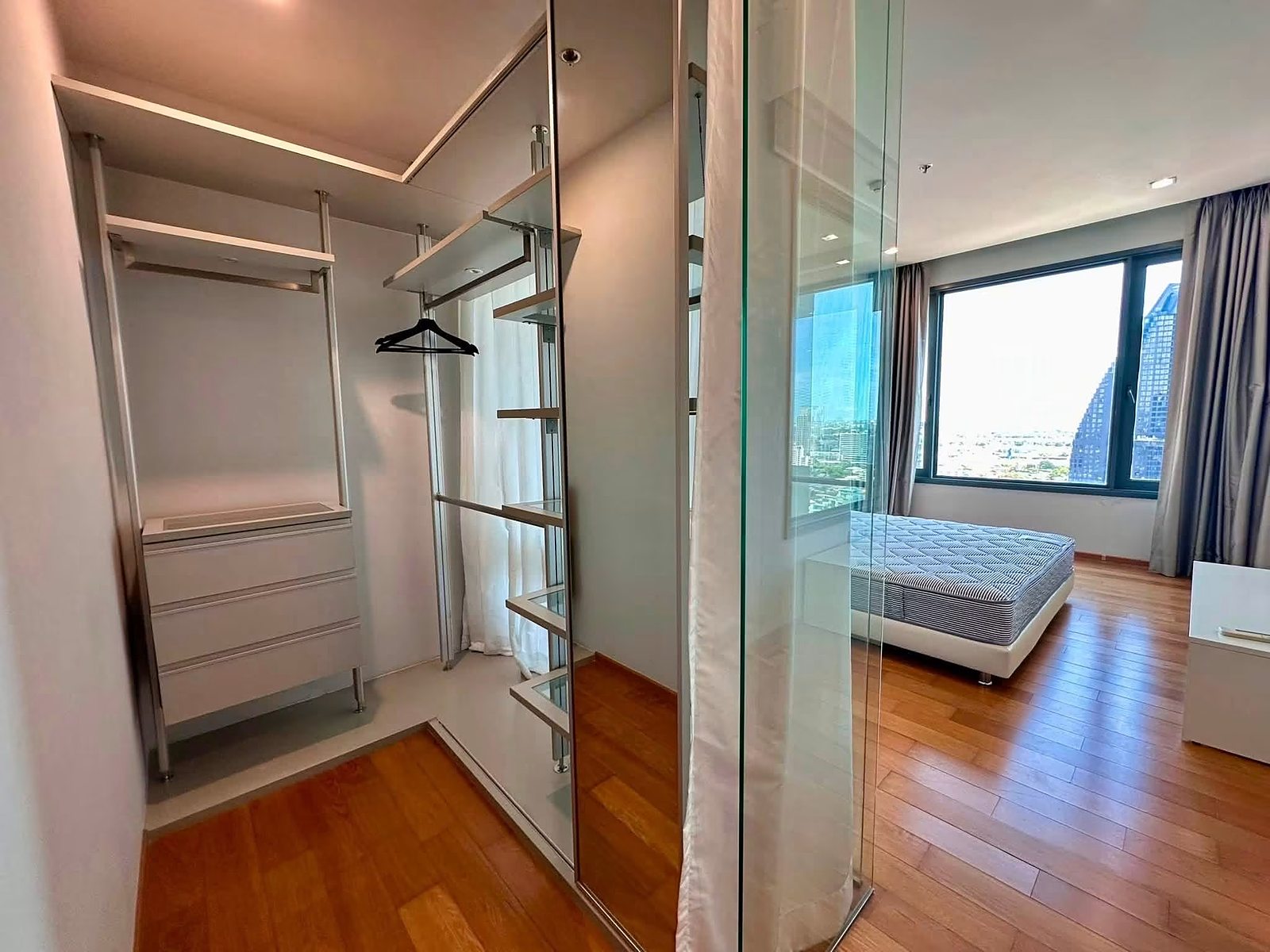KEYNE by Sansiri: Walk-in closet and bedroom