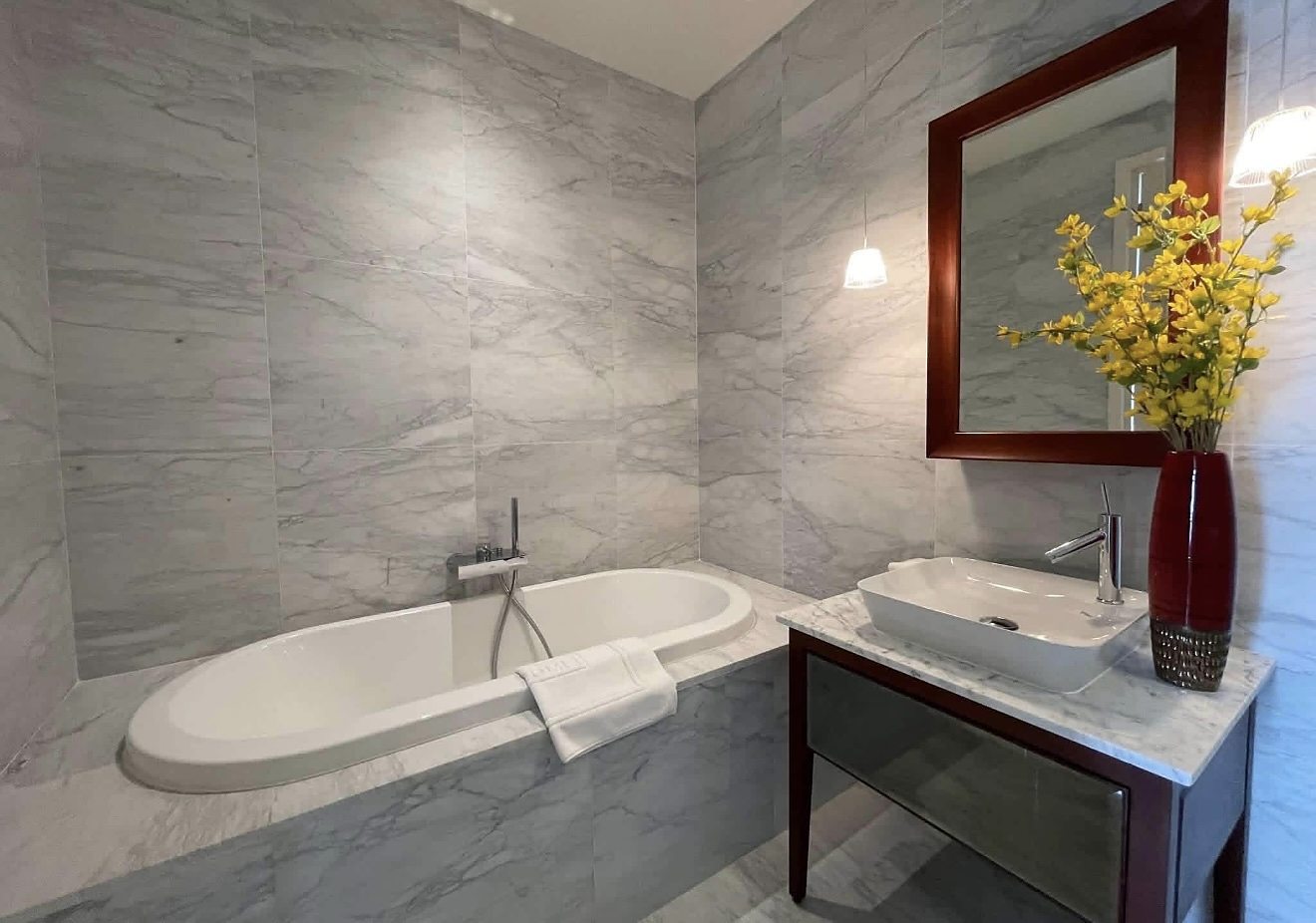 KHUN by YOO Thonglor: Bathroom with bathtub