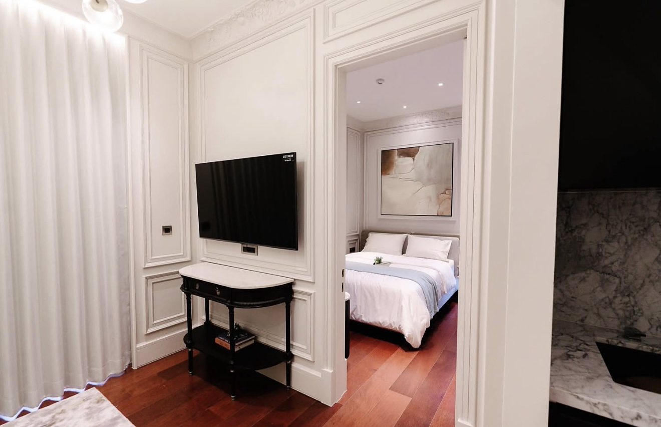 KHUN by YOO Thonglor: Living area and bedroom