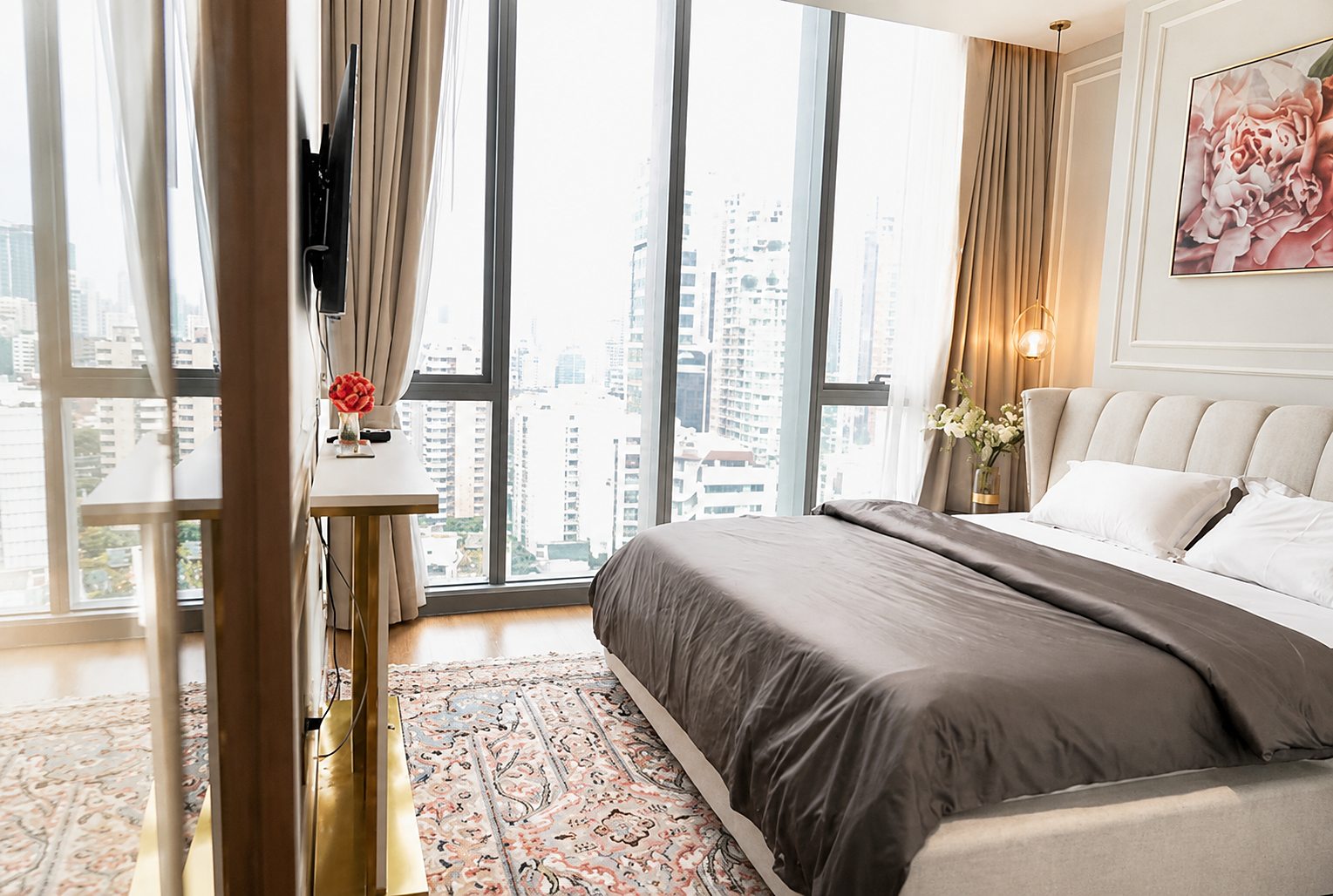 KRAAM Sukhumvit 26: Master bedroom with city view