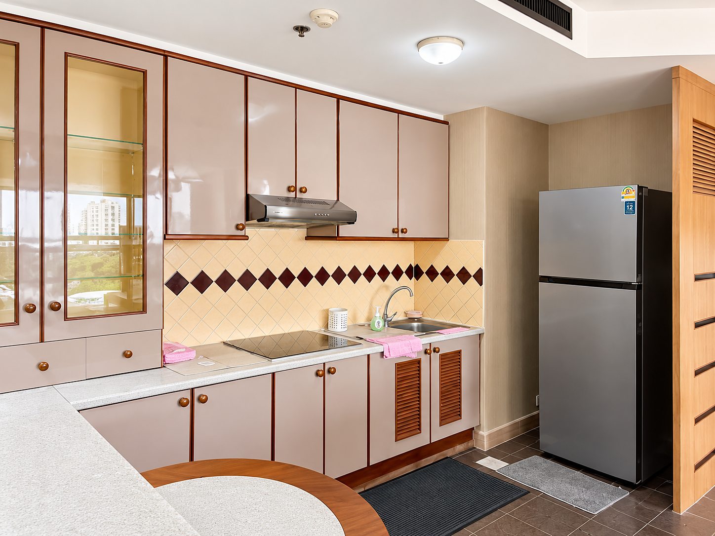 Las Colinas Asoke: Kitchen