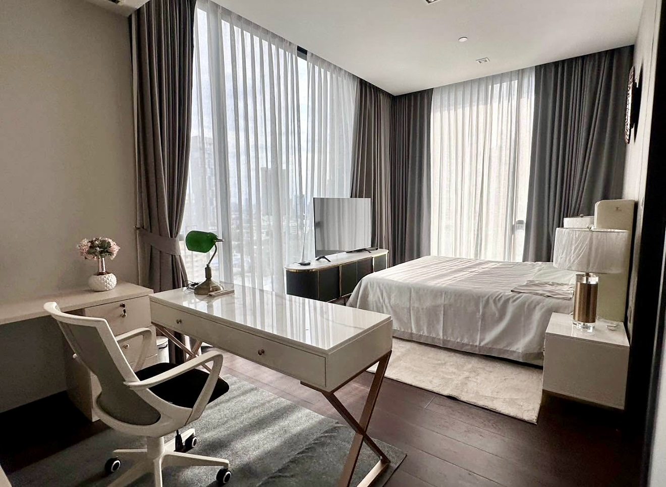 LAVIQ Sukhumvit 57: Master bedroom