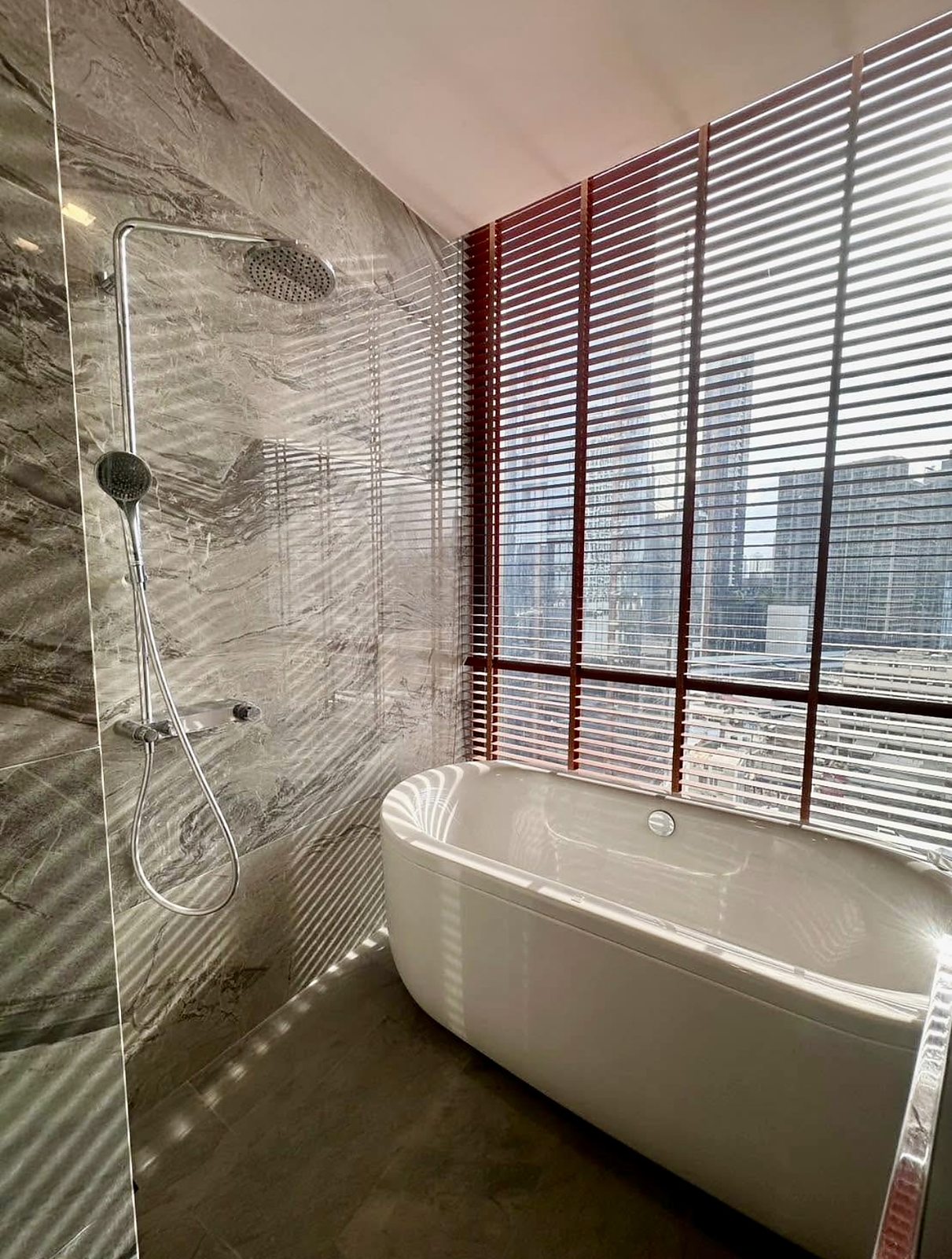 LAVIQ Sukhumvit 57: Bathroom with bathtub