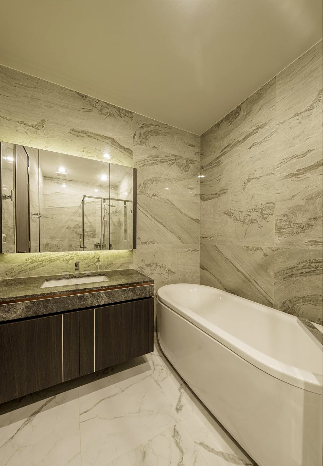 LAVIQ Sukhumvit 57: Bathroom with bathtub
