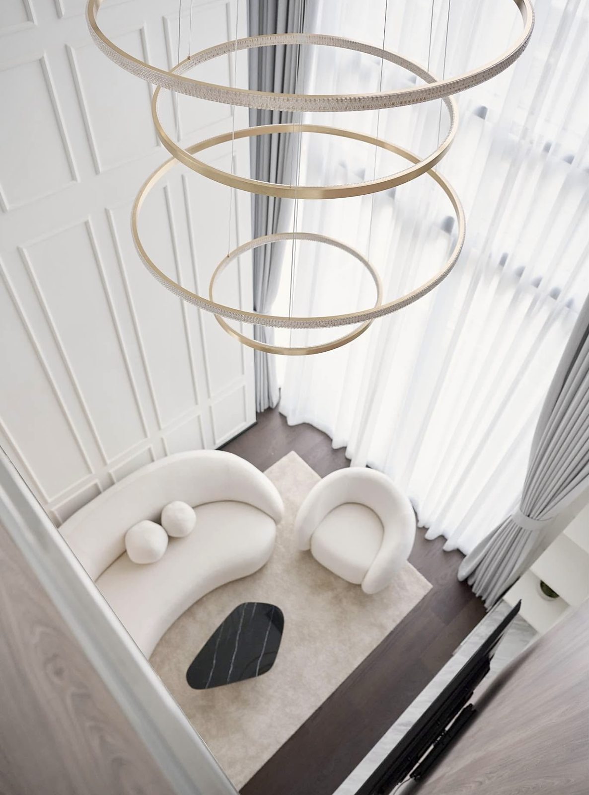 LAVIQ Sukhumvit 57: Living area viewed from above