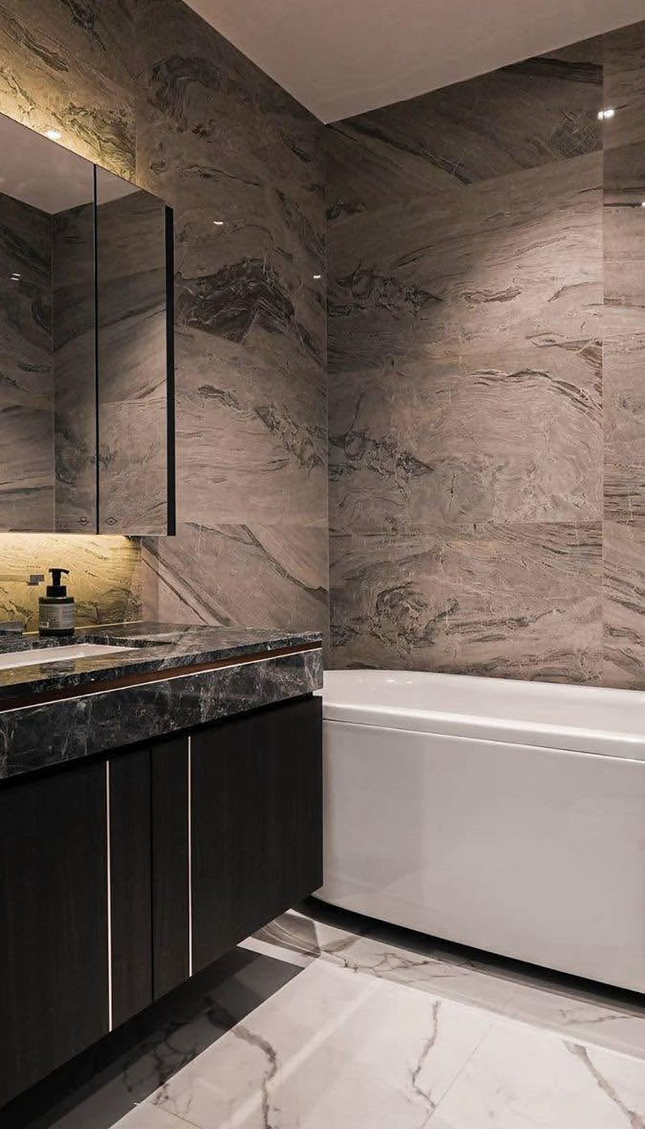 LAVIQ Sukhumvit 57: Bathroom with bathtub