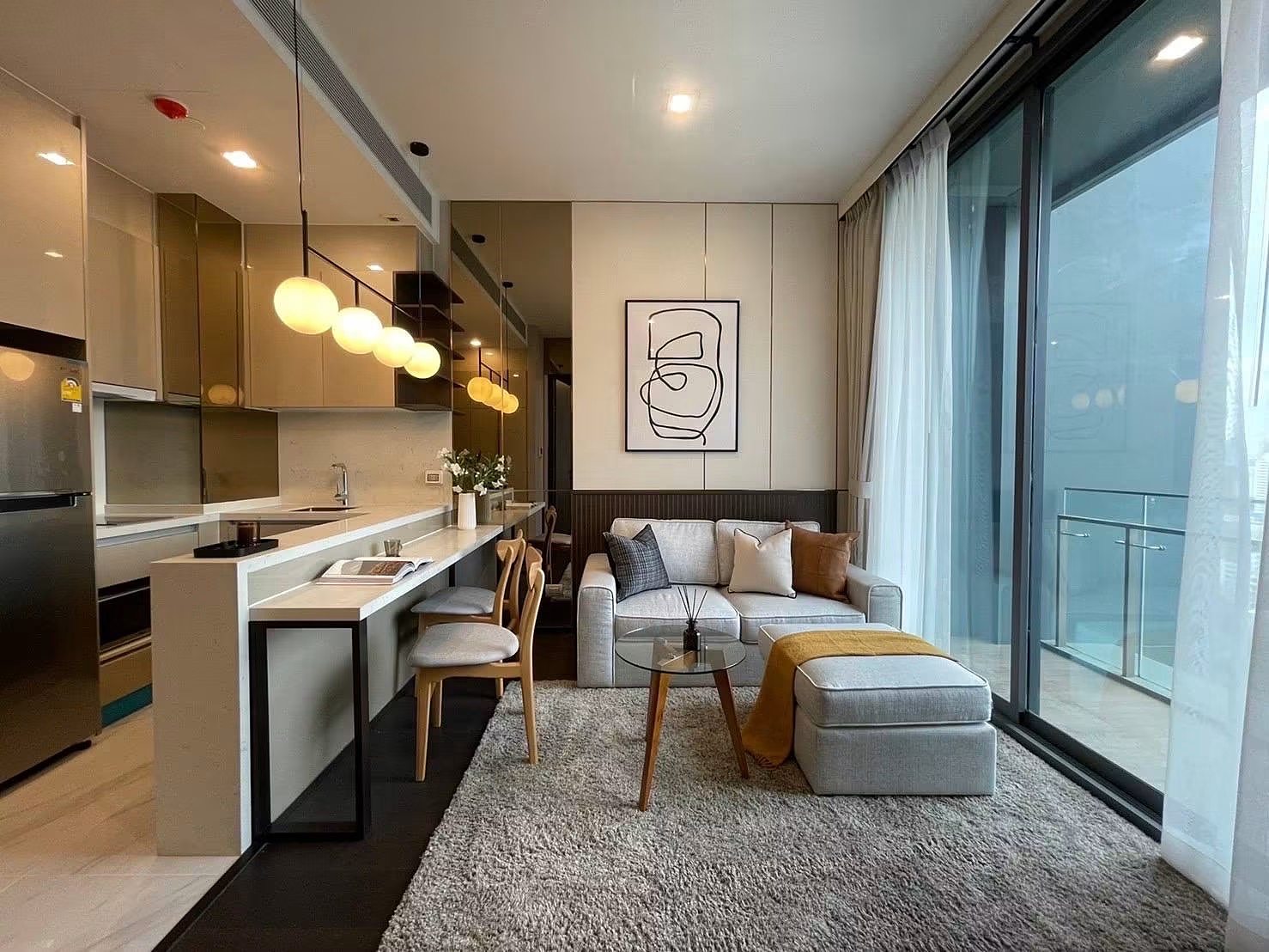 LAVIQ Sukhumvit 57: Living area and kitchen