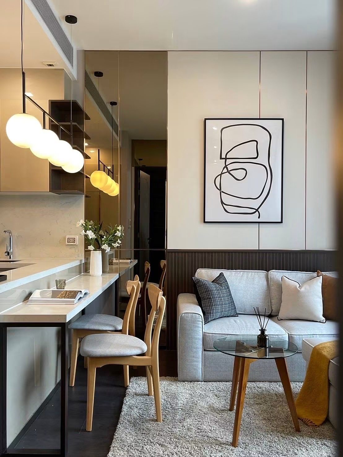 LAVIQ Sukhumvit 57: Kitchen counter and living area