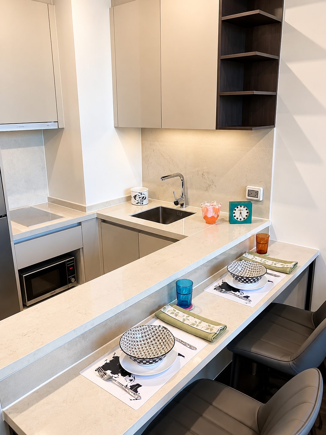 LAVIQ Sukhumvit 57: Kitchen with breakfast bar