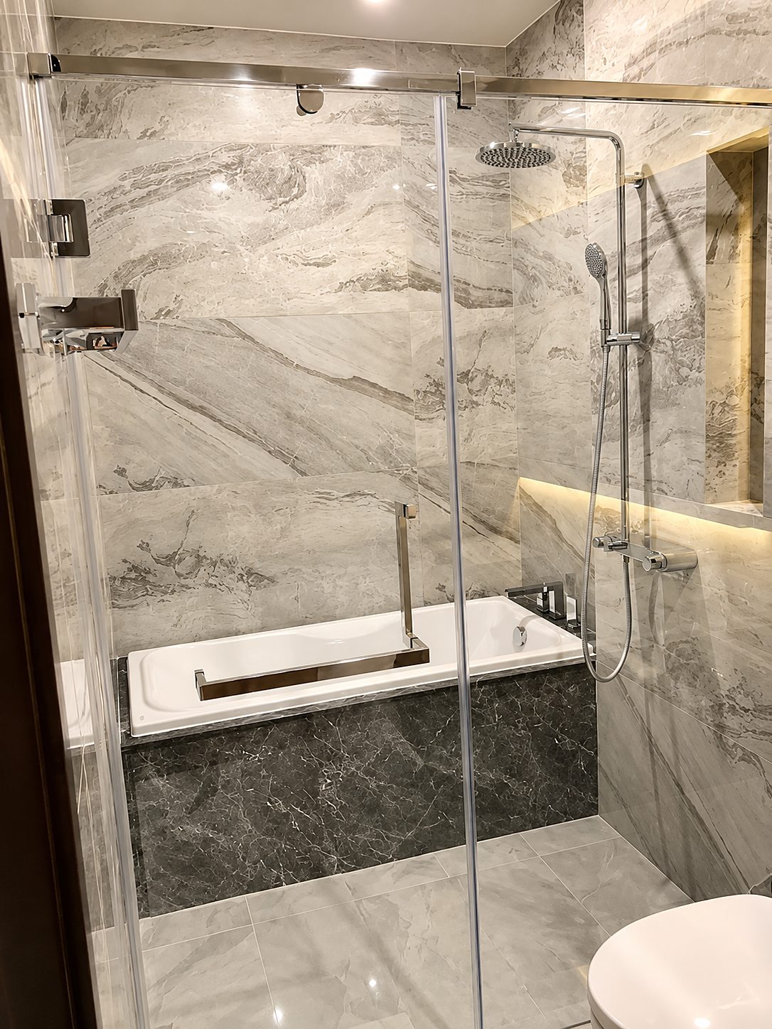 LAVIQ Sukhumvit 57: Bathroom