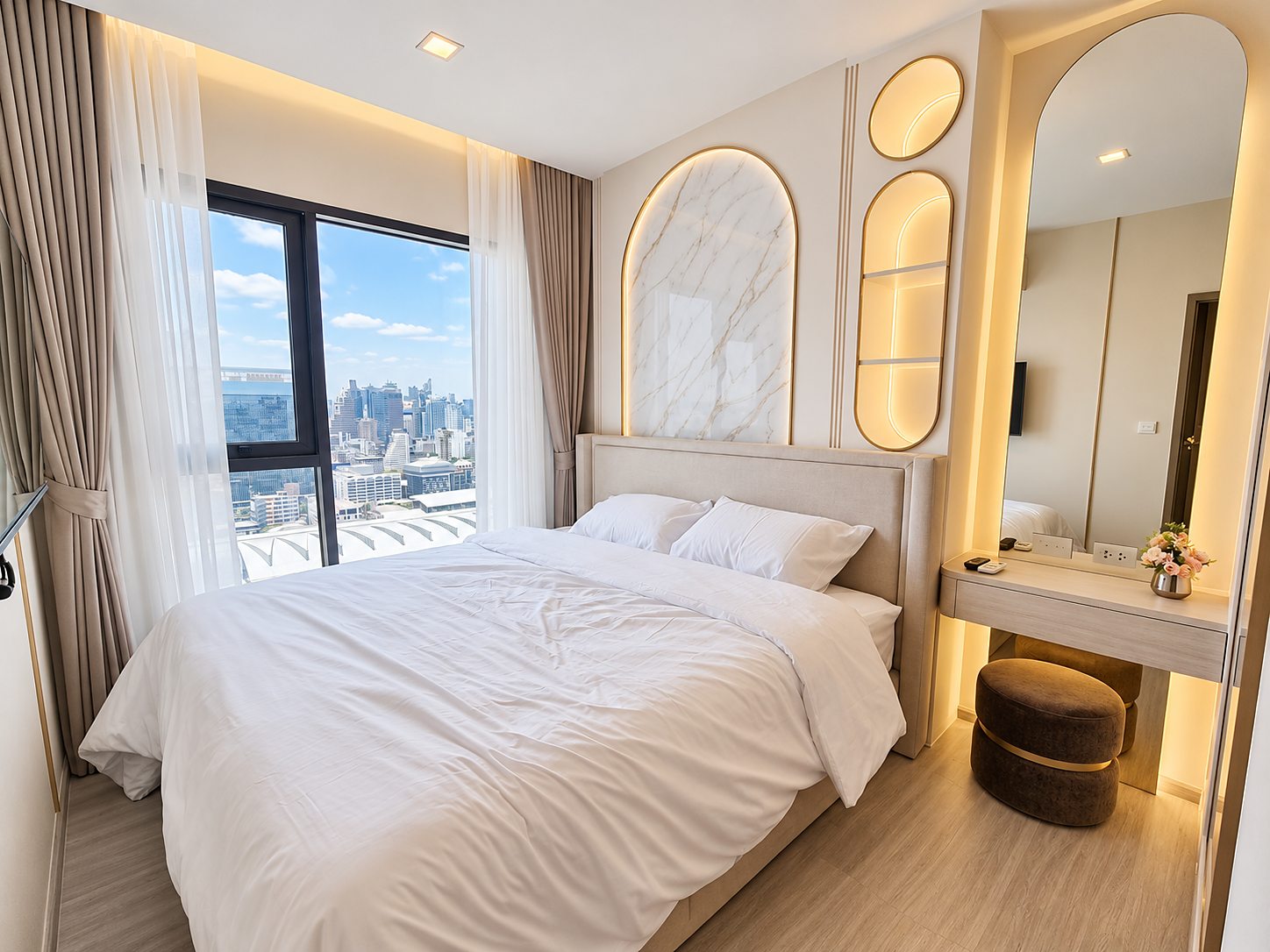 Life Asoke Hype: Bedroom with city view