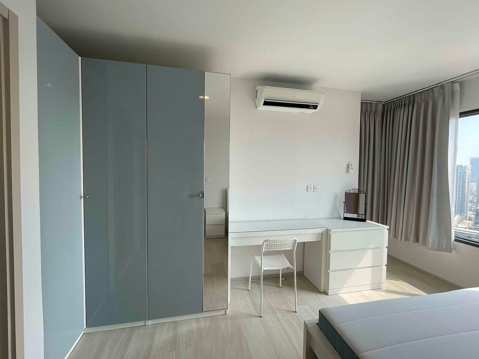 Life One Wireless: Bedroom with desk