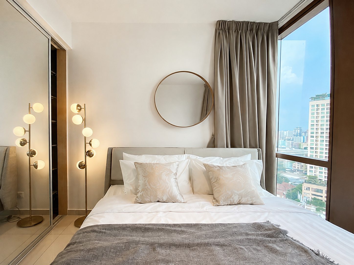 Loft ekkamai: Master bedroom with city view