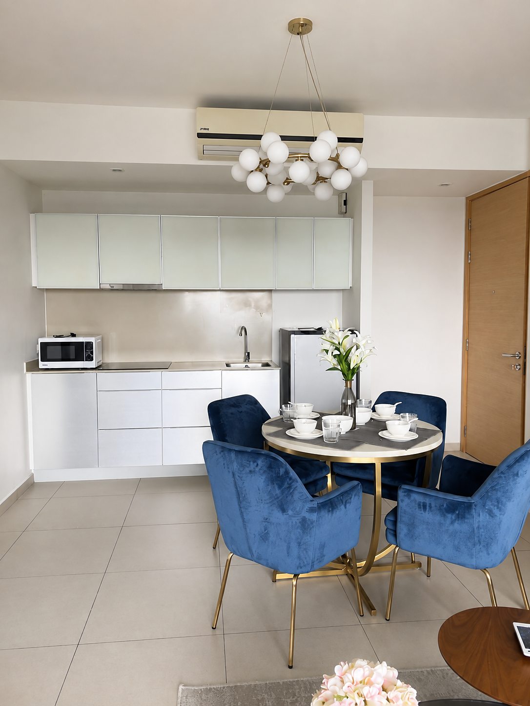 Loft ekkamai: Kitchen and dining area