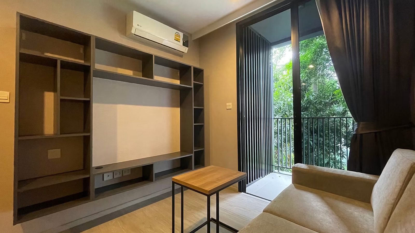 Maestro 02 Ruamrudee: Living room with balcony