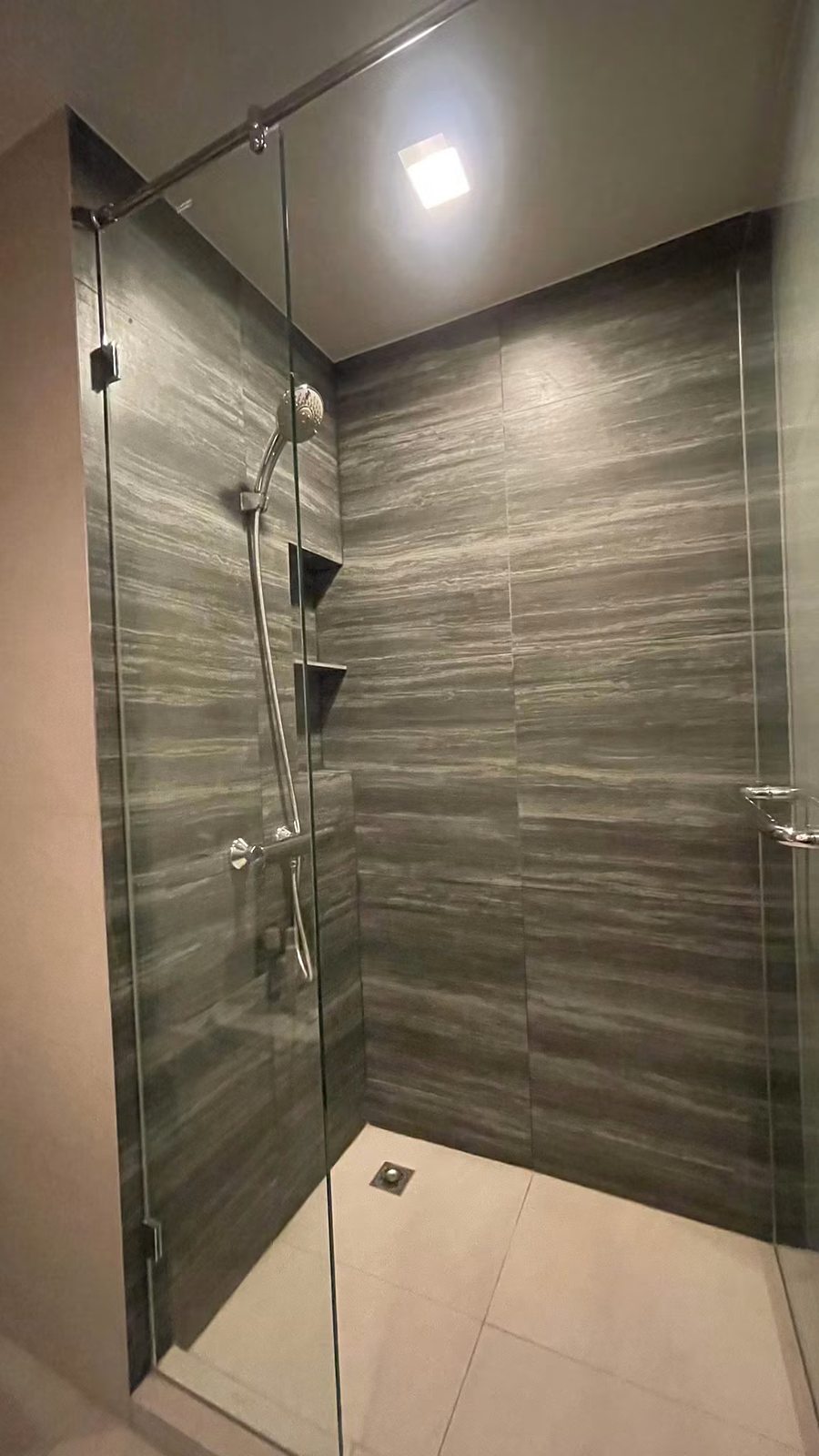 Maestro 02 Ruamrudee: Shower room