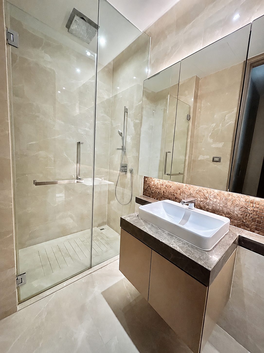 Magnolias Ratchadamri Boulevard: Shower and vanity