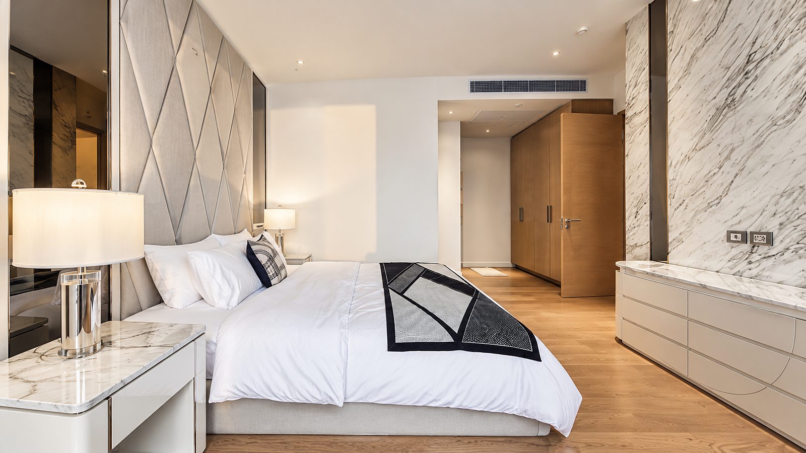 Magnolias Waterfront Residences: Master bedroom