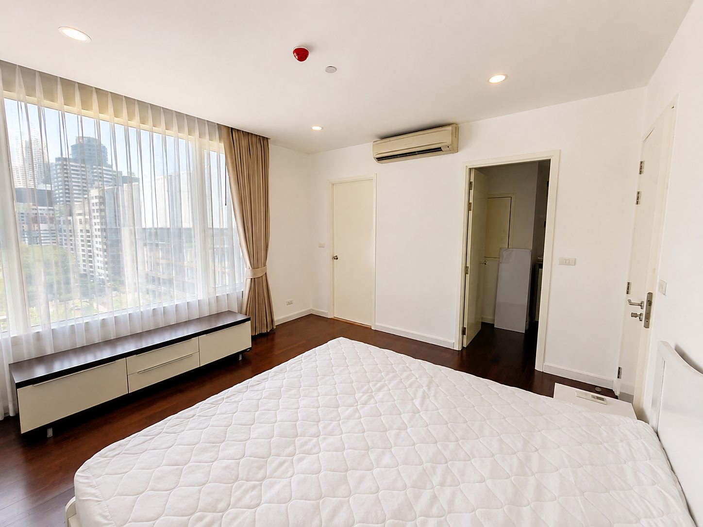 Manhattan Chidlom: Master bedroom