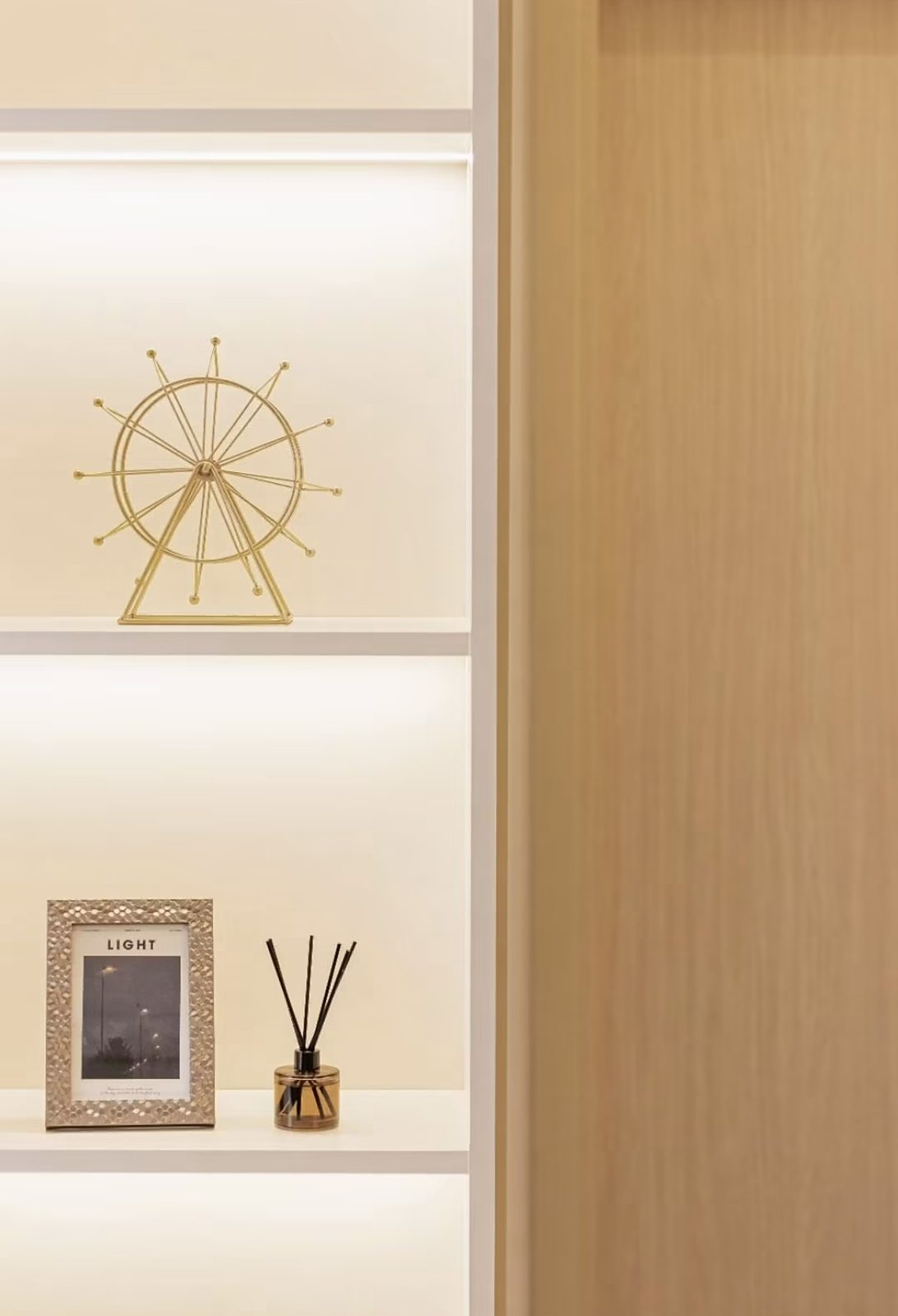 MARU Ekkamai 2: Display shelves