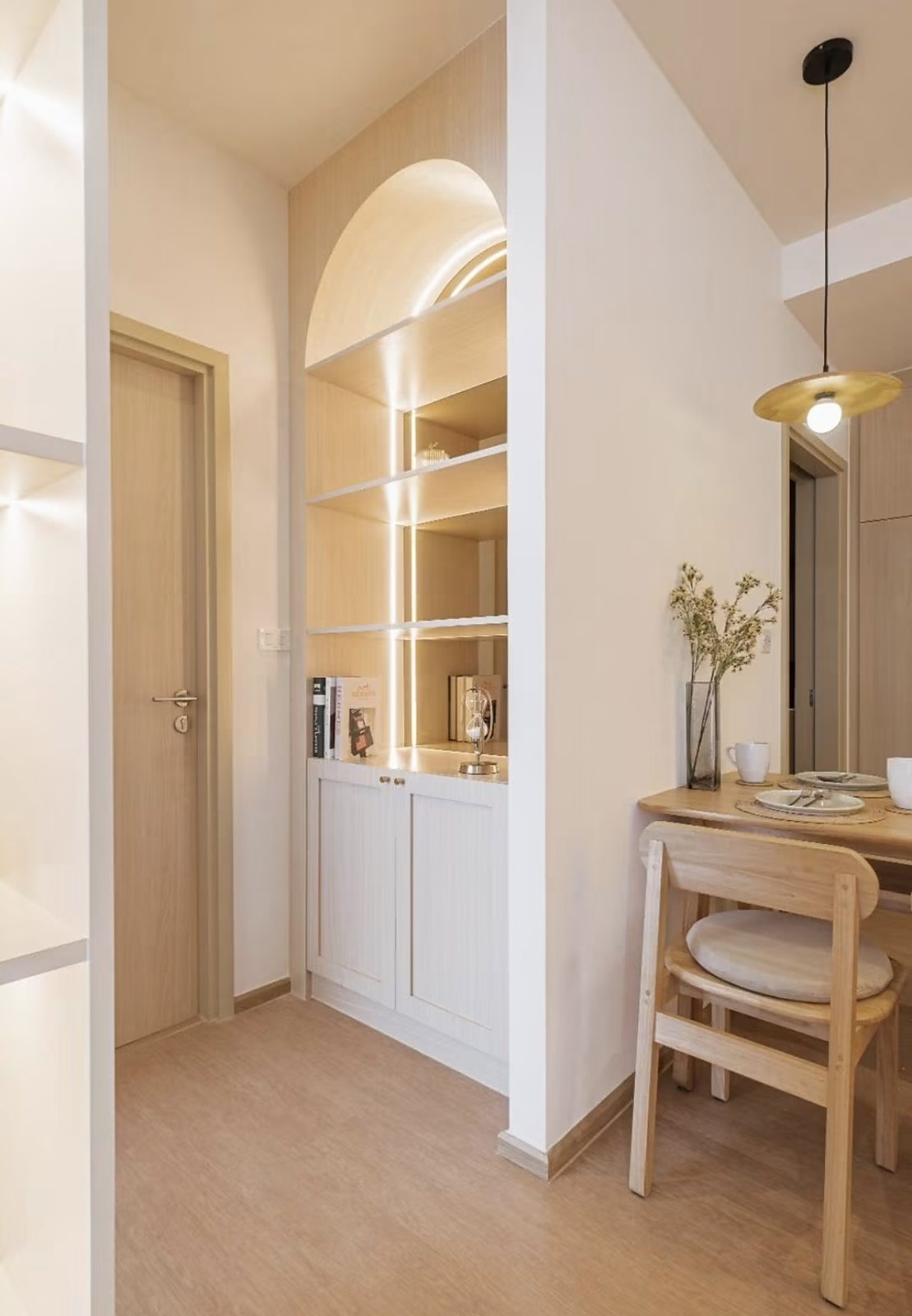 MARU Ekkamai 2: Entrance and shelving