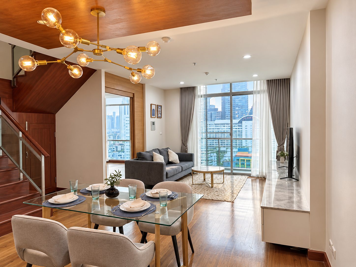 Master Centrium Asok: Dining and living area