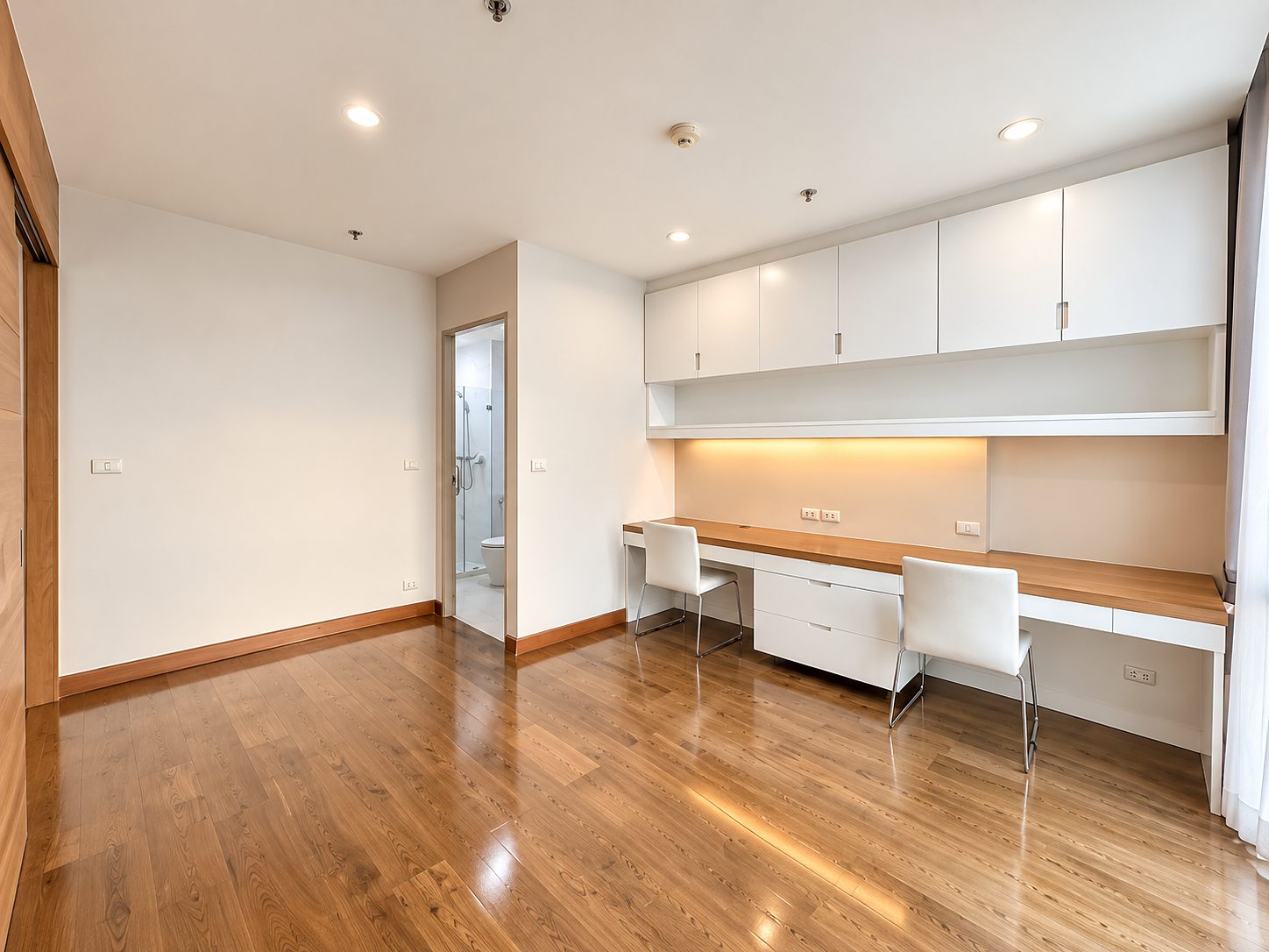 Master Centrium Asok: Room with built-in desks