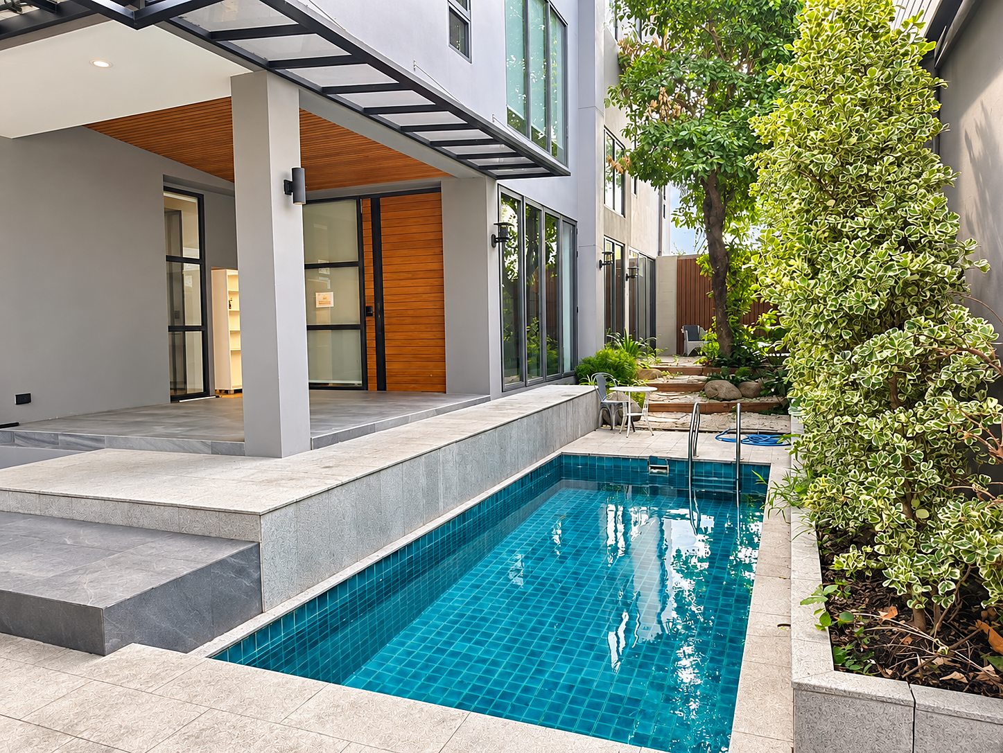 Modern Pool Villa Sukhumvit 71: Private swimming pool