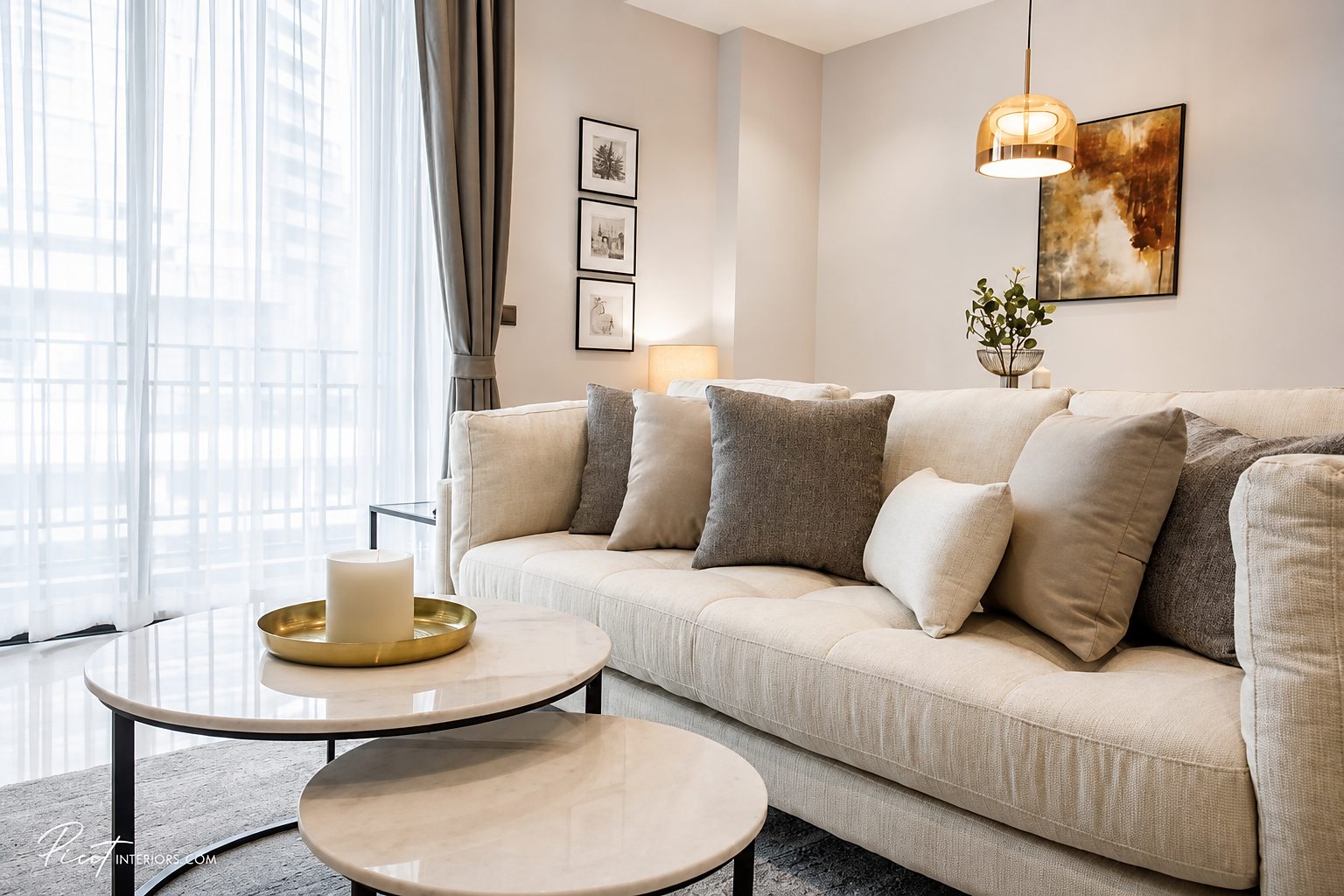MUNIQ Langsuan: Sofa area