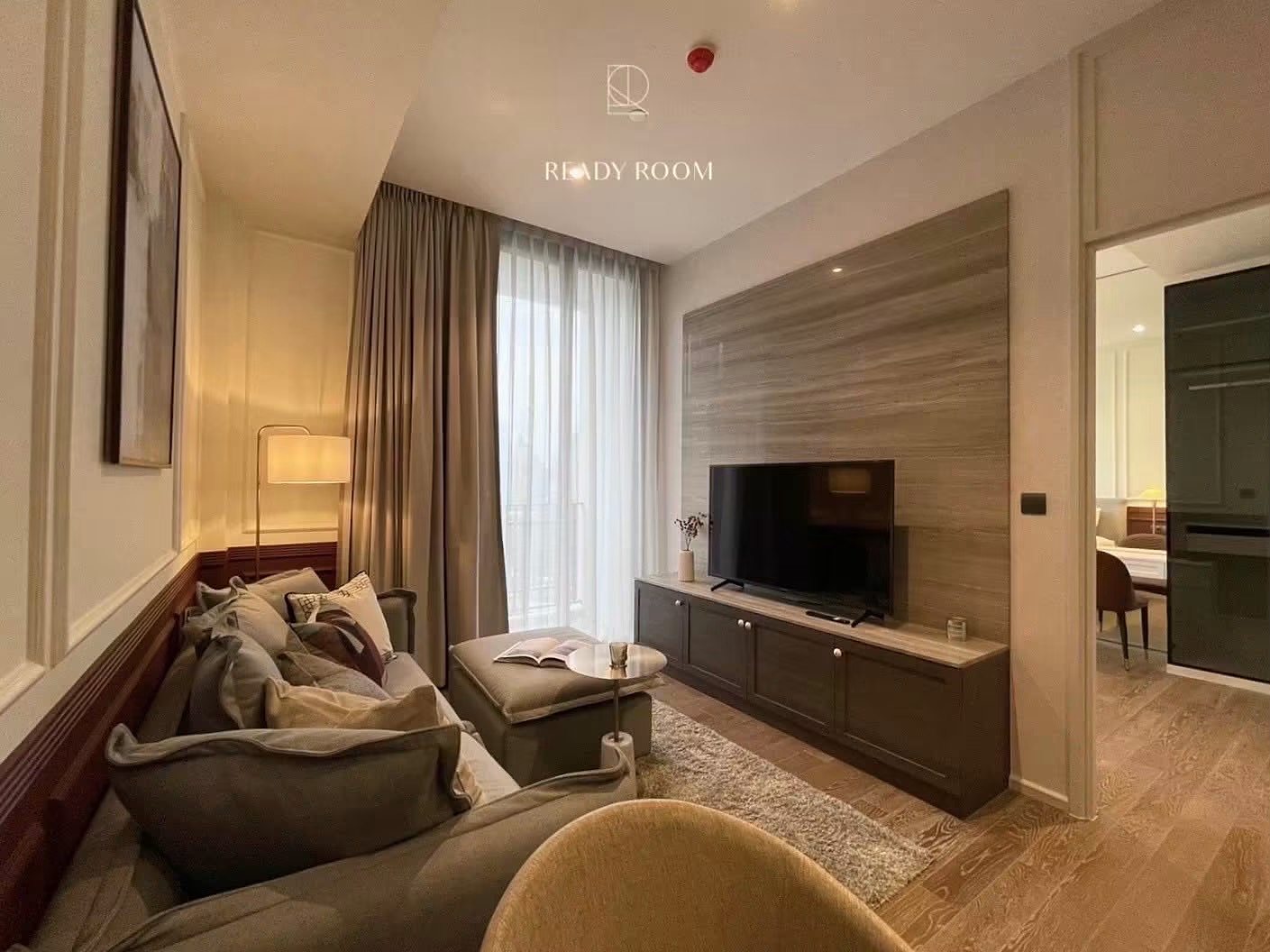 MUNIQ Langsuan: Living room
