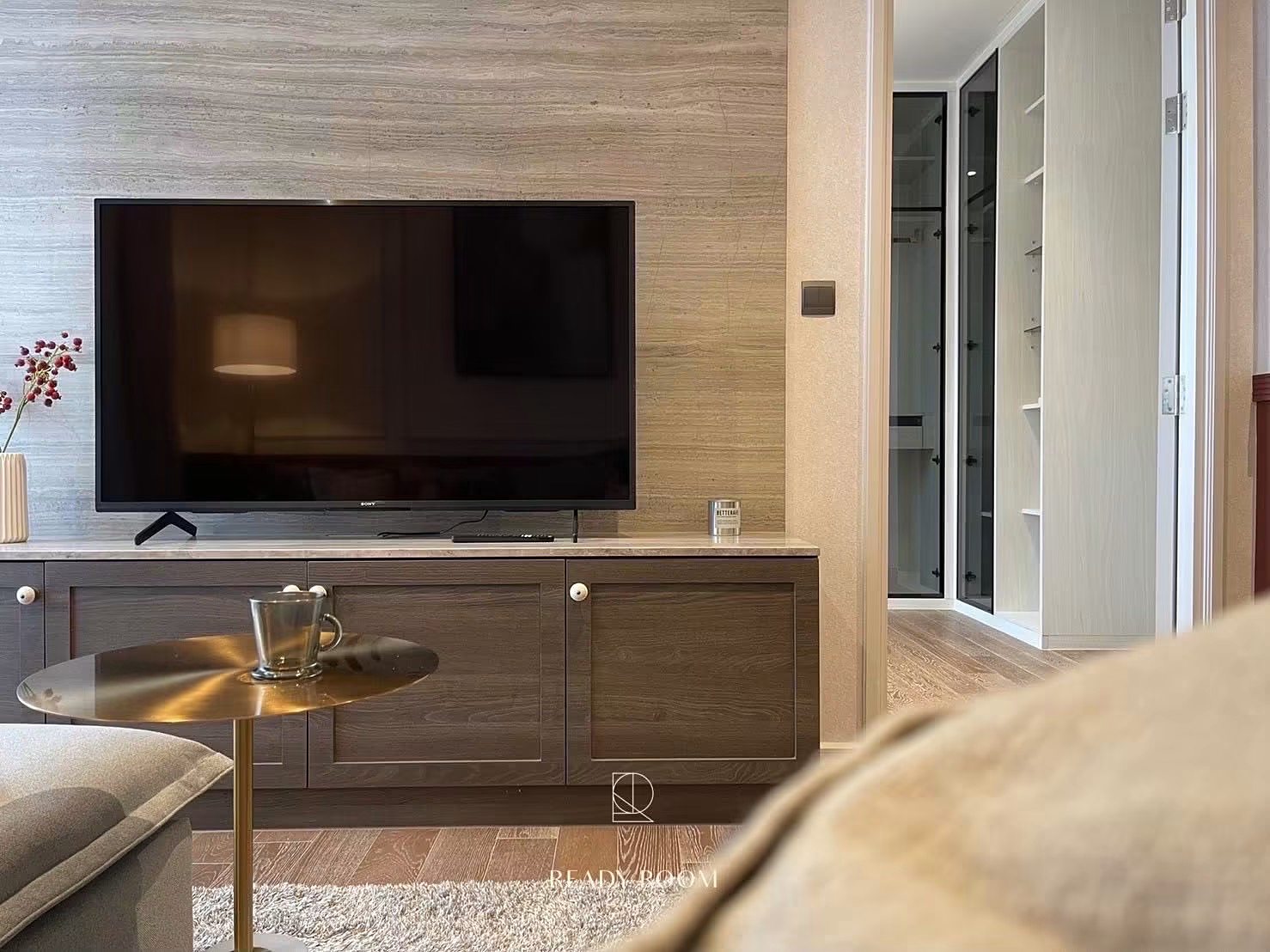 MUNIQ Langsuan: TV area