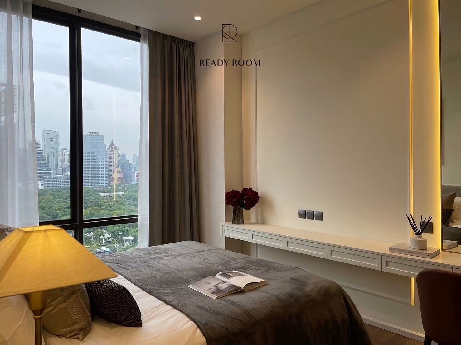 MUNIQ Langsuan: Bedroom with park view