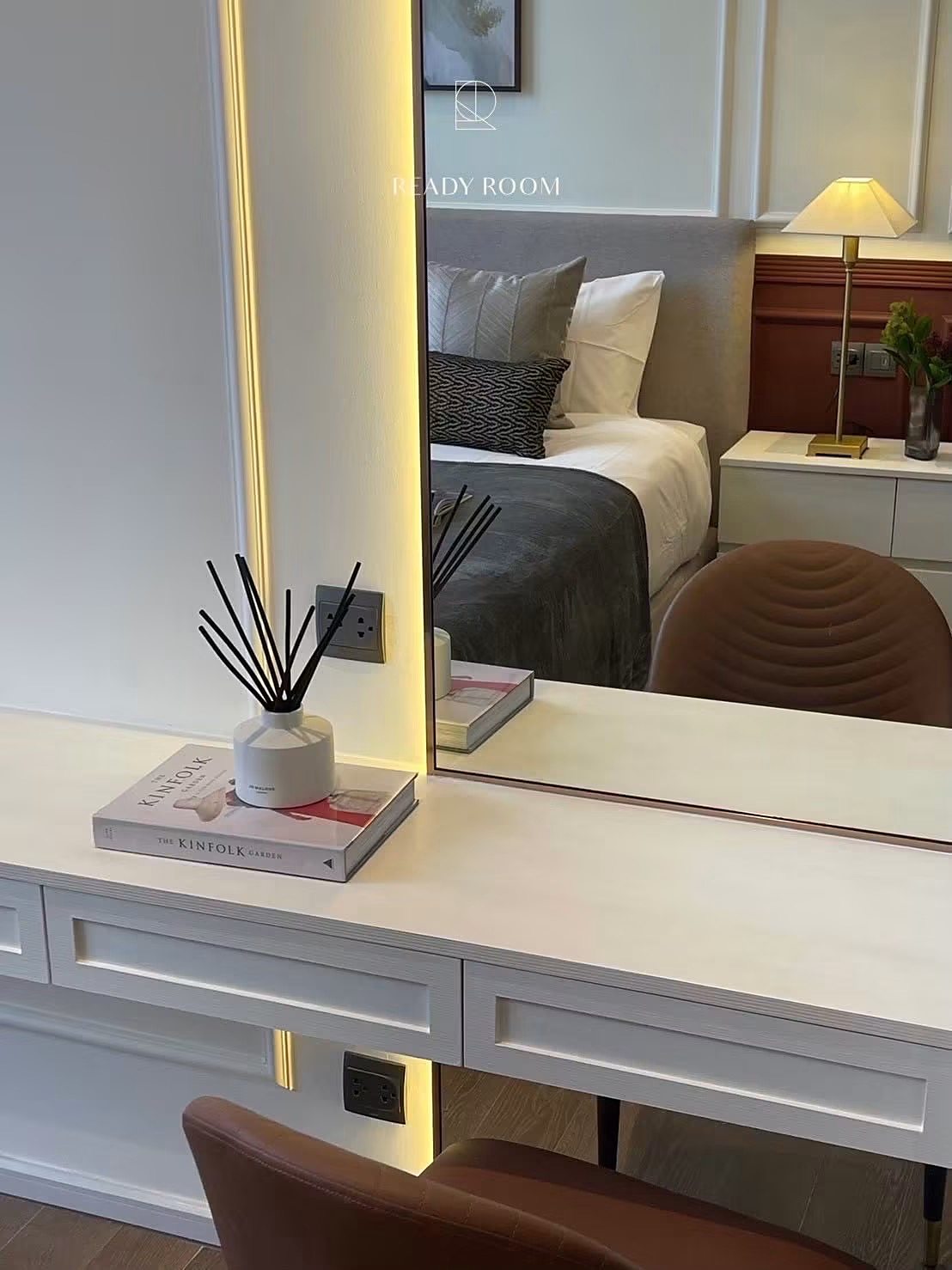 MUNIQ Langsuan: Vanity desk