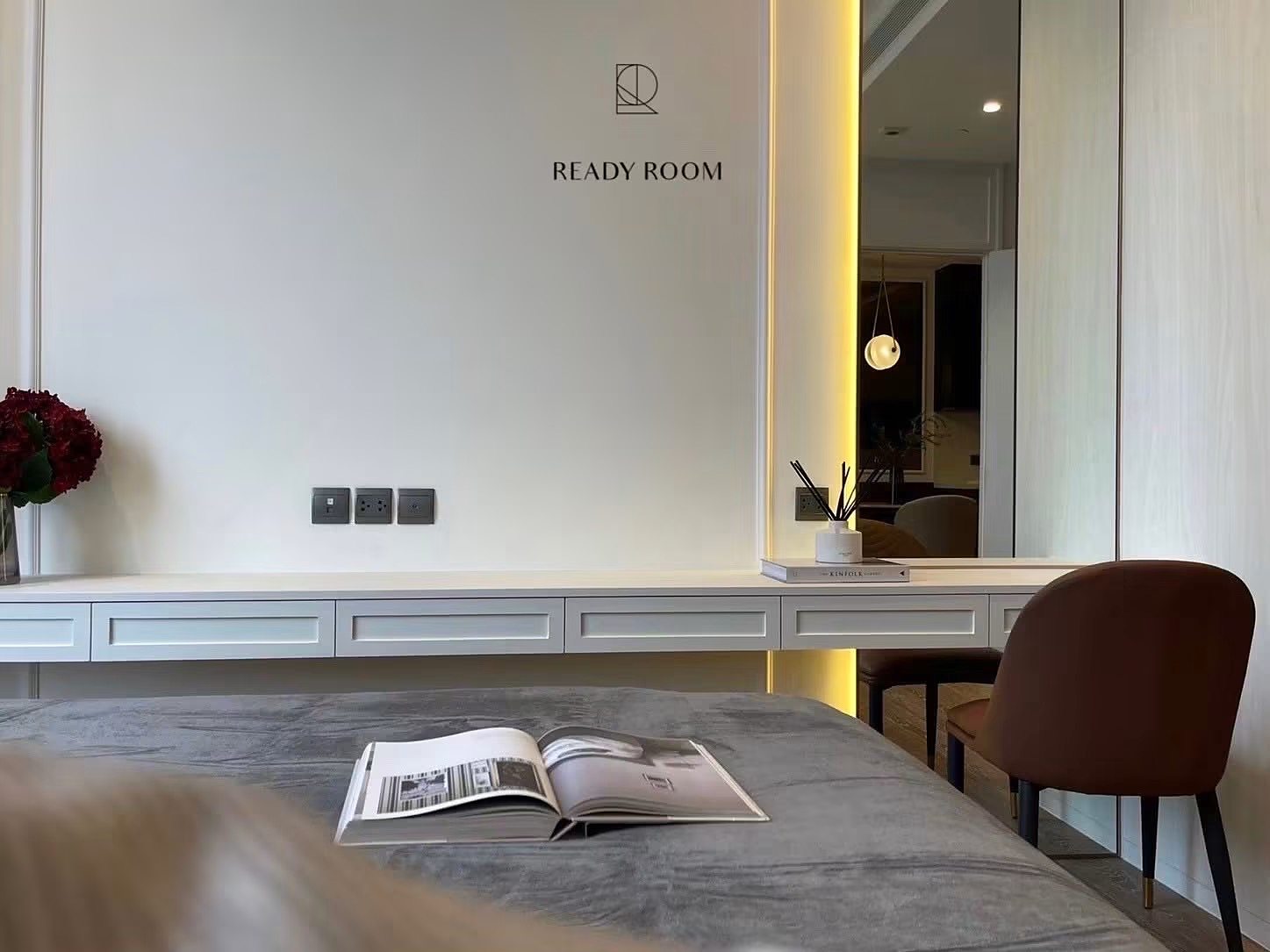 MUNIQ Langsuan: Bedroom desk