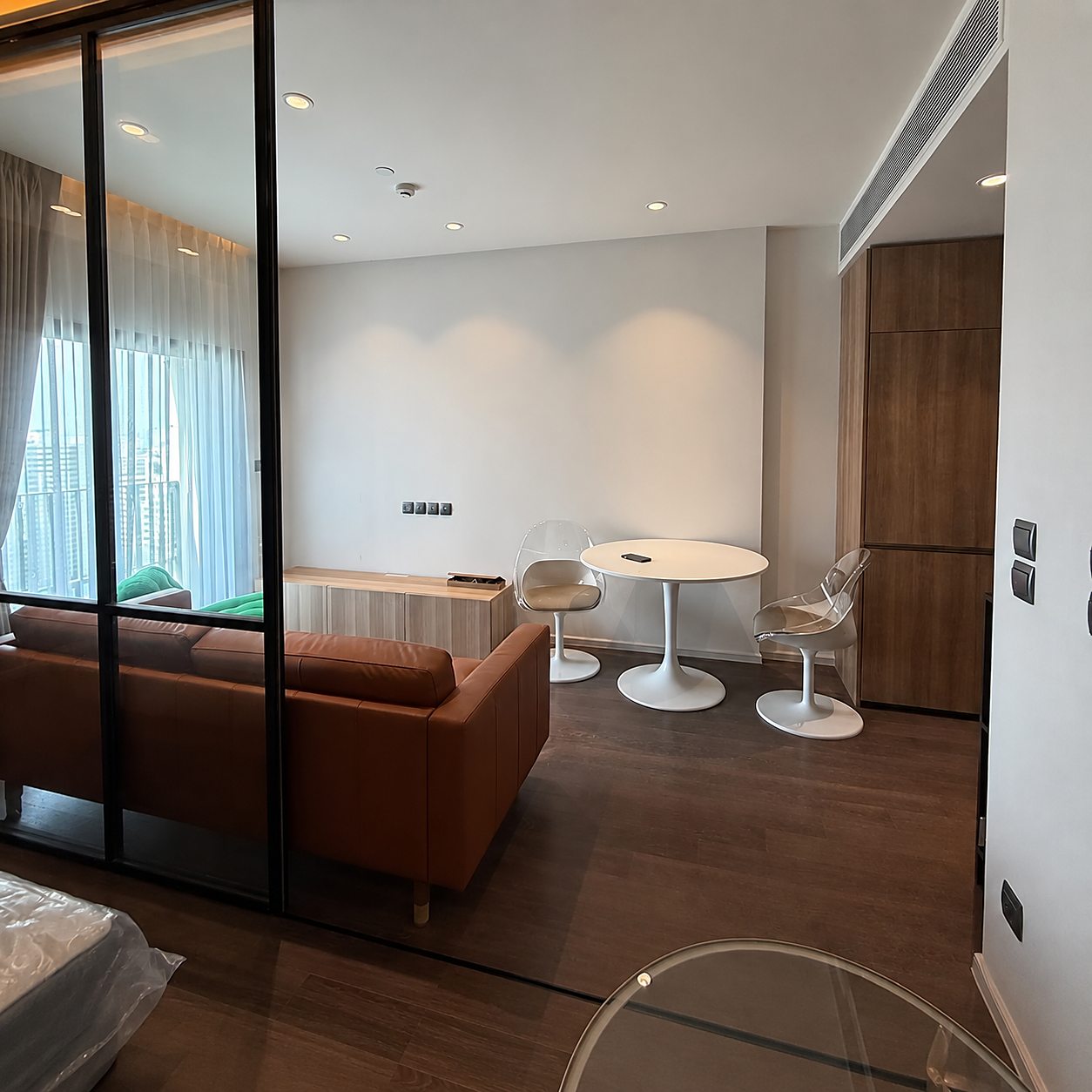MUNIQ Sukhumvit 23: Living and dining area