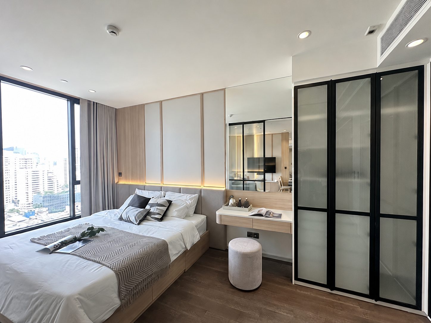 MUNIQ Sukhumvit 23: Bedroom with wardrobe
