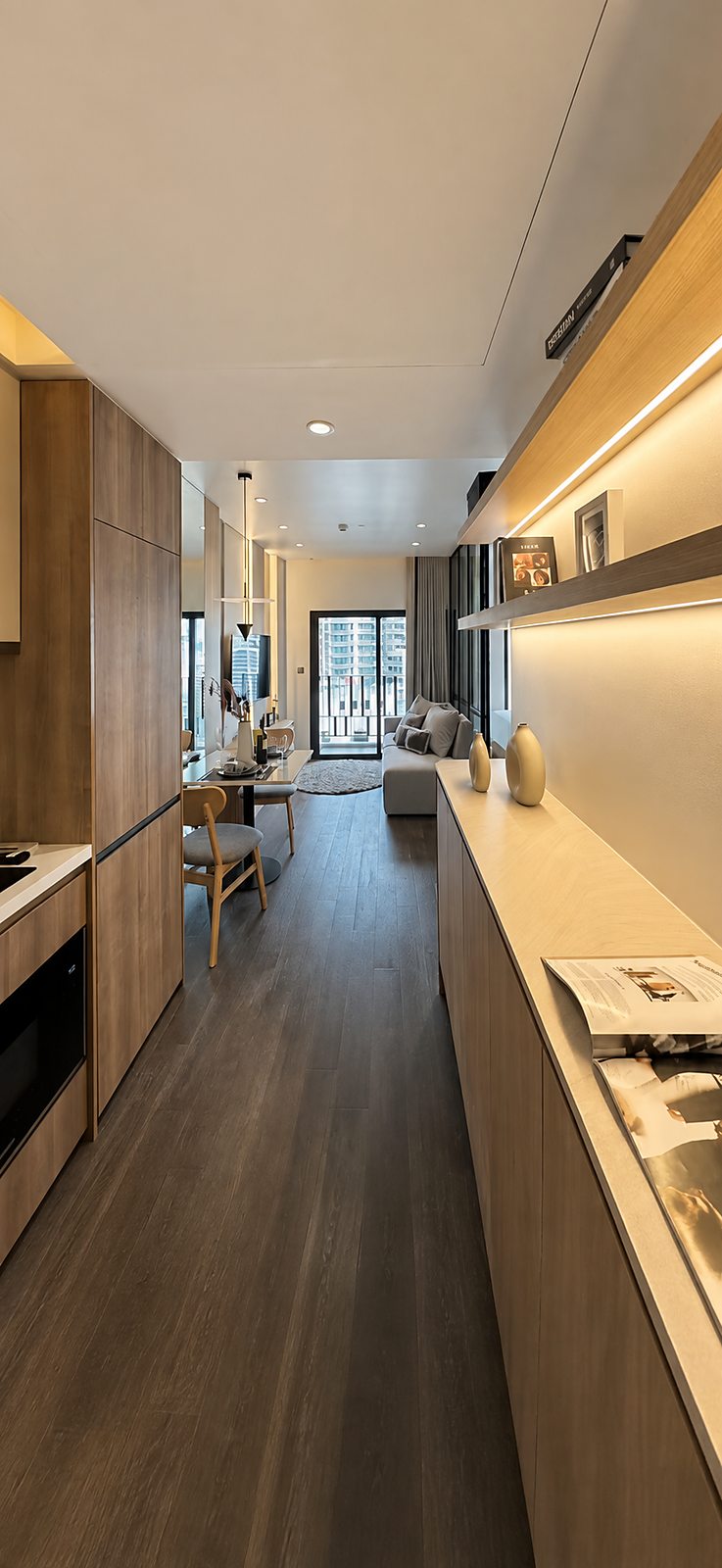 MUNIQ Sukhumvit 23: Kitchen and living area