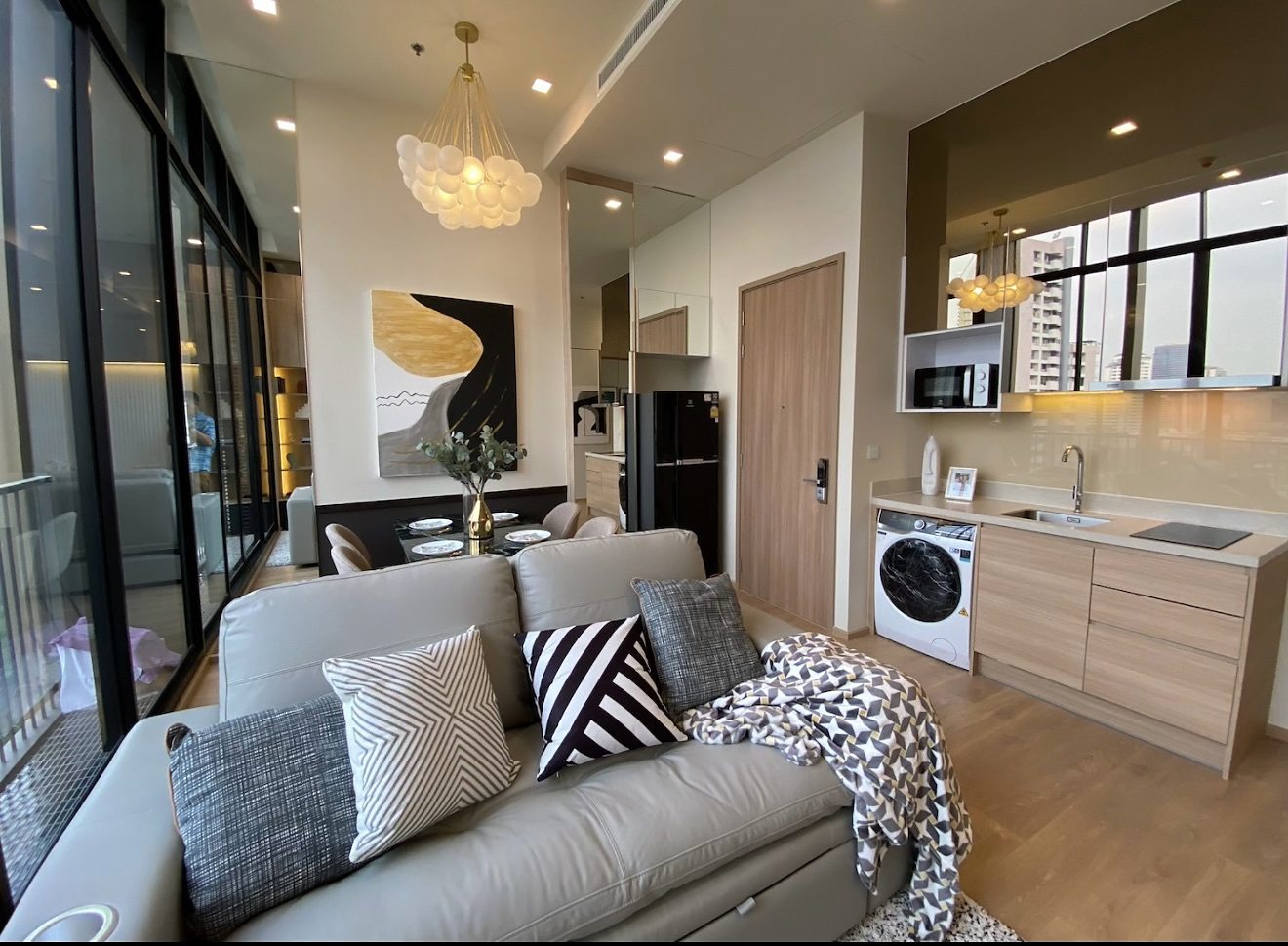 Noble Around 33: Living and kitchen