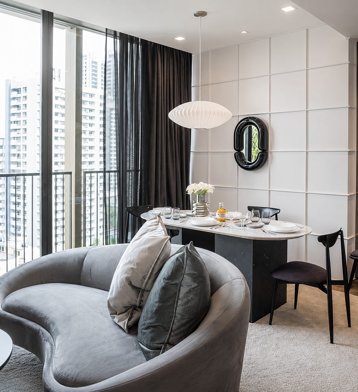 Noble Around 33: Dining area with city view