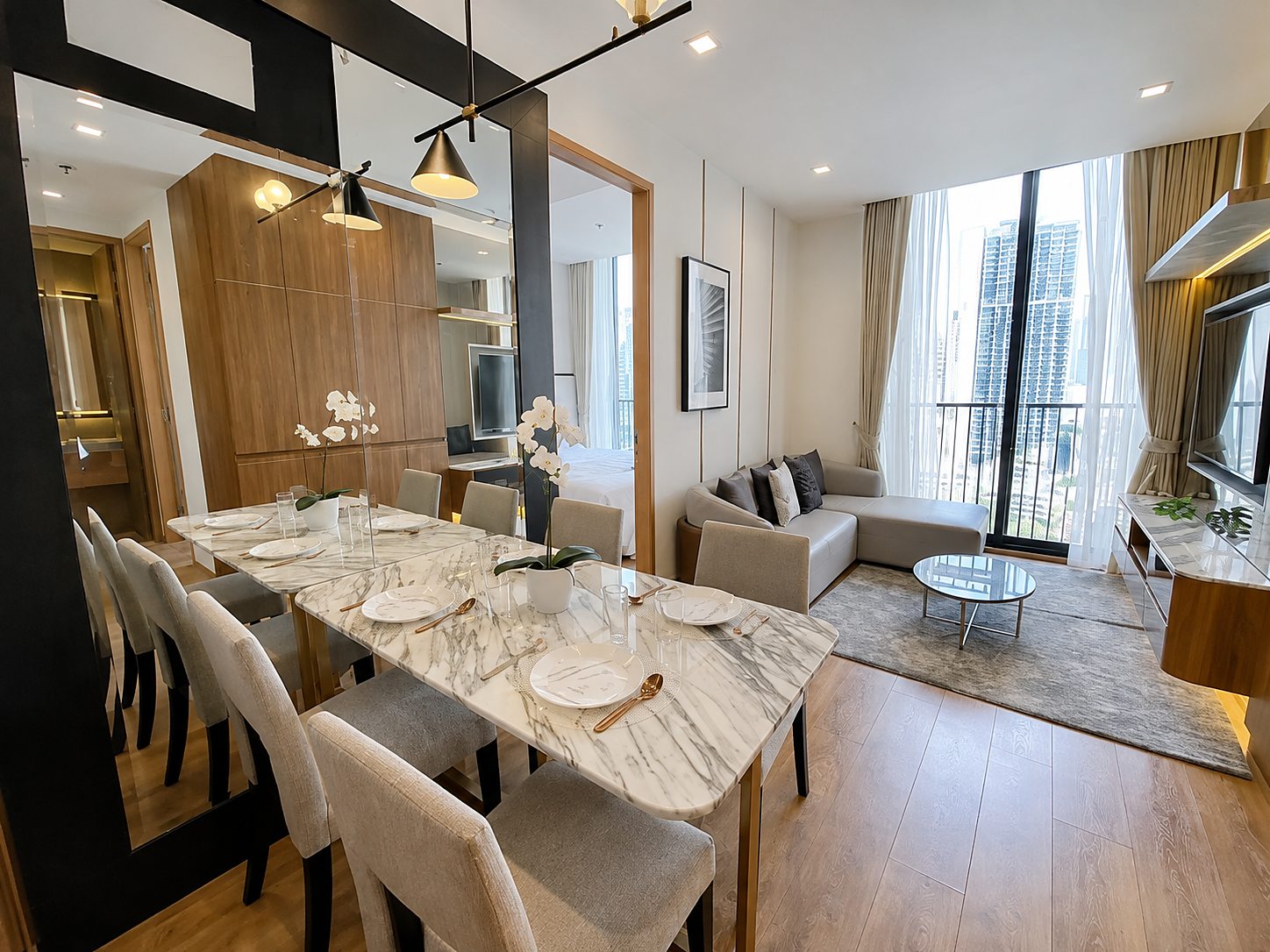 Noble BE33: Dining and living area