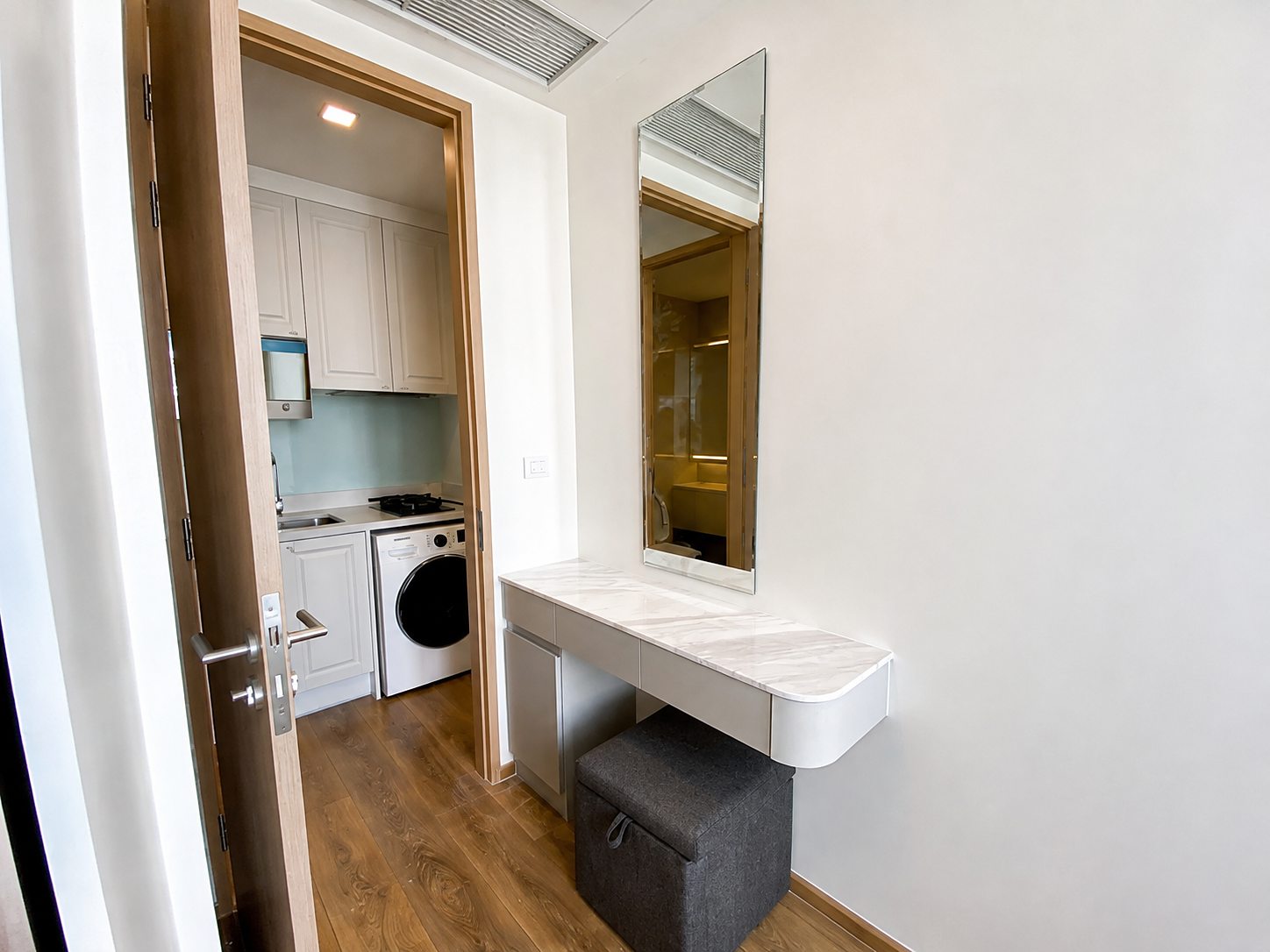 Noble BE33: Dressing table and kitchen
