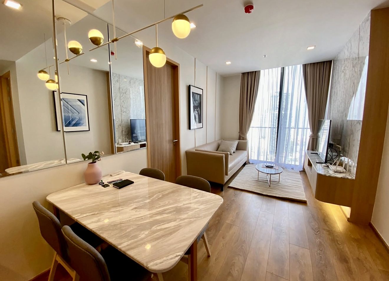 Noble BE33: Dining and living area