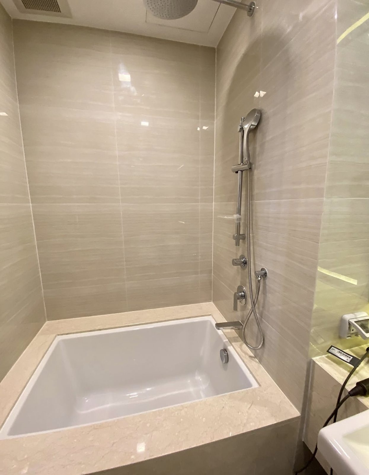 Noble BE33: Bathroom with bathtub