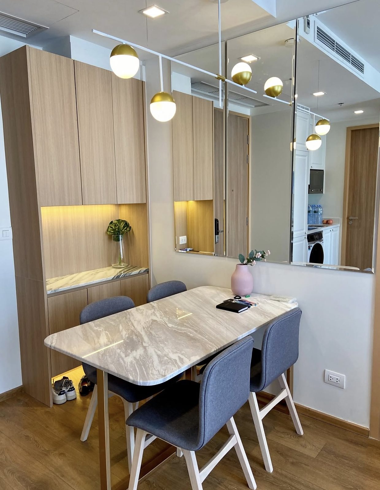 Noble BE33: Dining area
