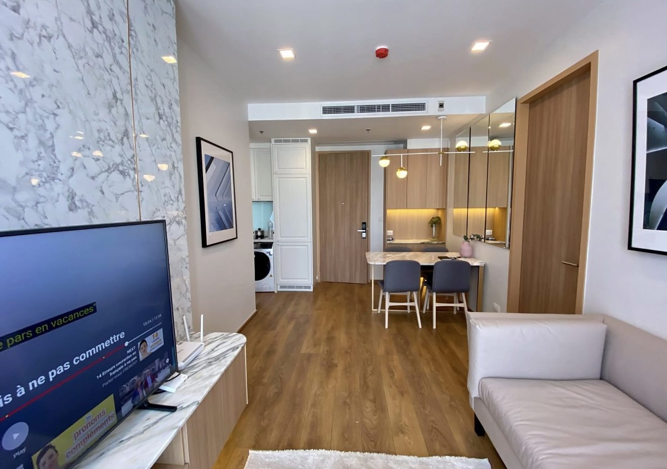 Noble BE33: Living and dining area
