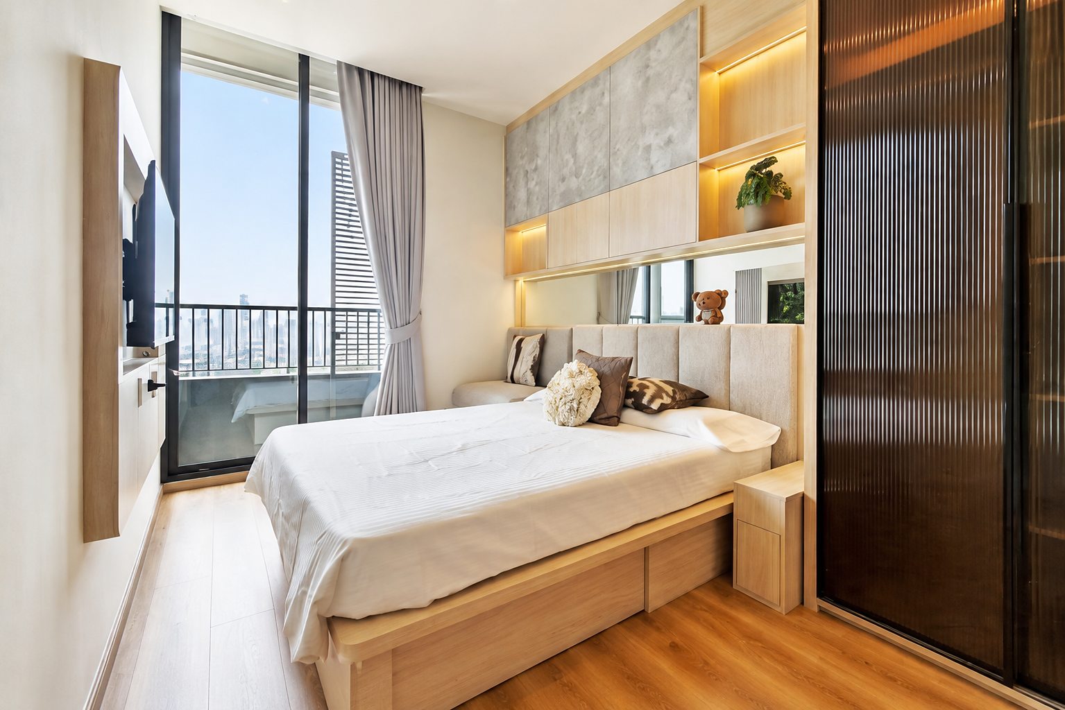 Noble Form Thonglor: Master bedroom
