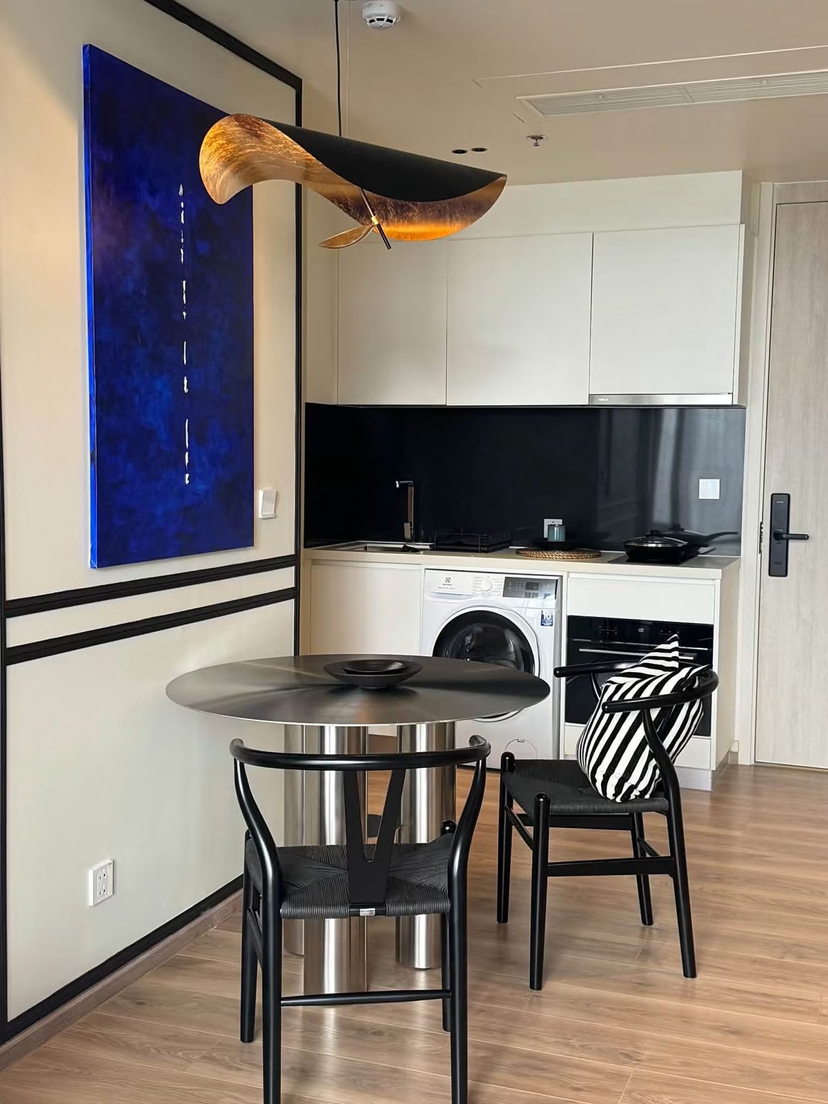 Noble Form Thonglor: Dining area and kitchen