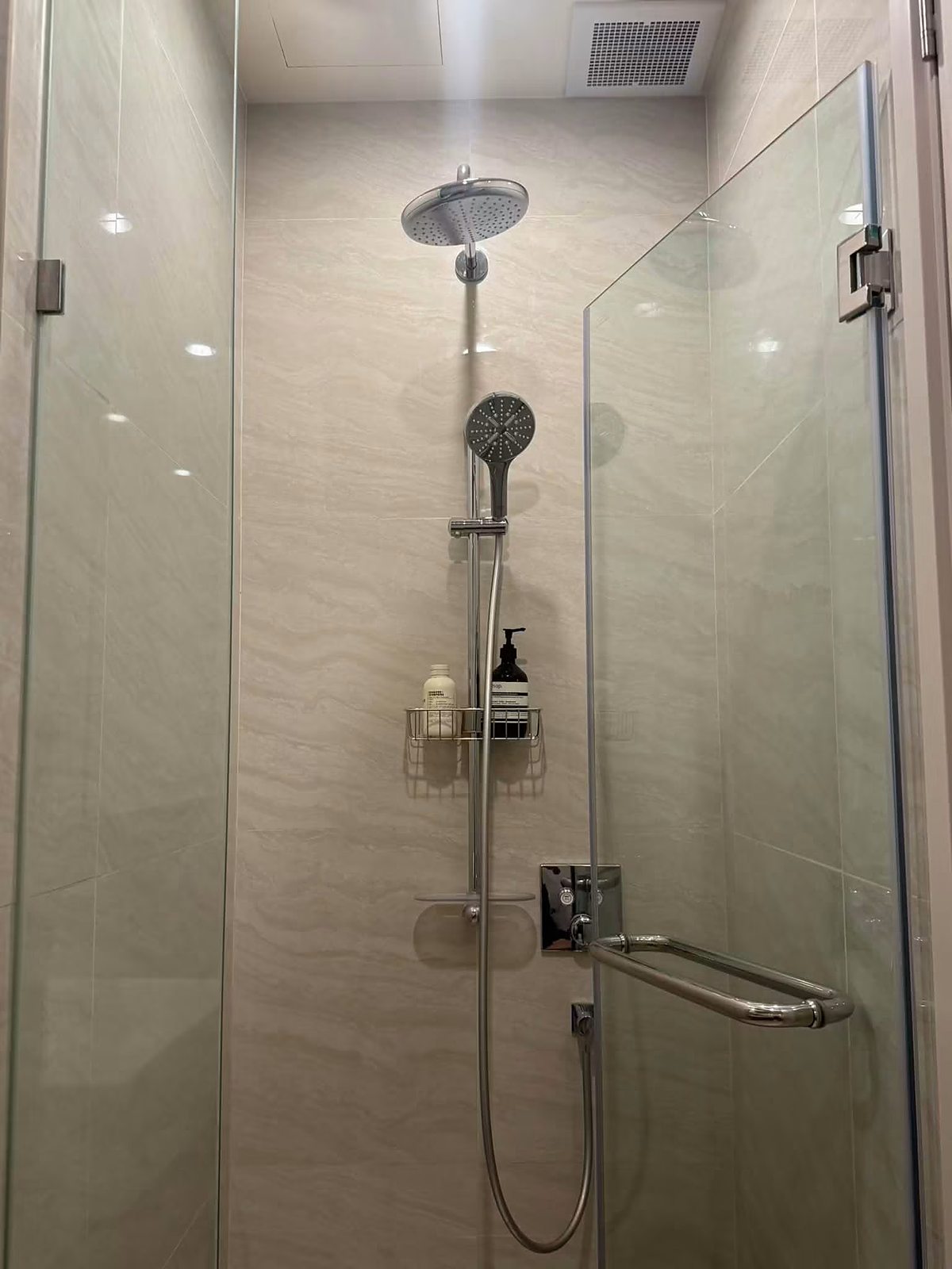 Noble Form Thonglor: Shower