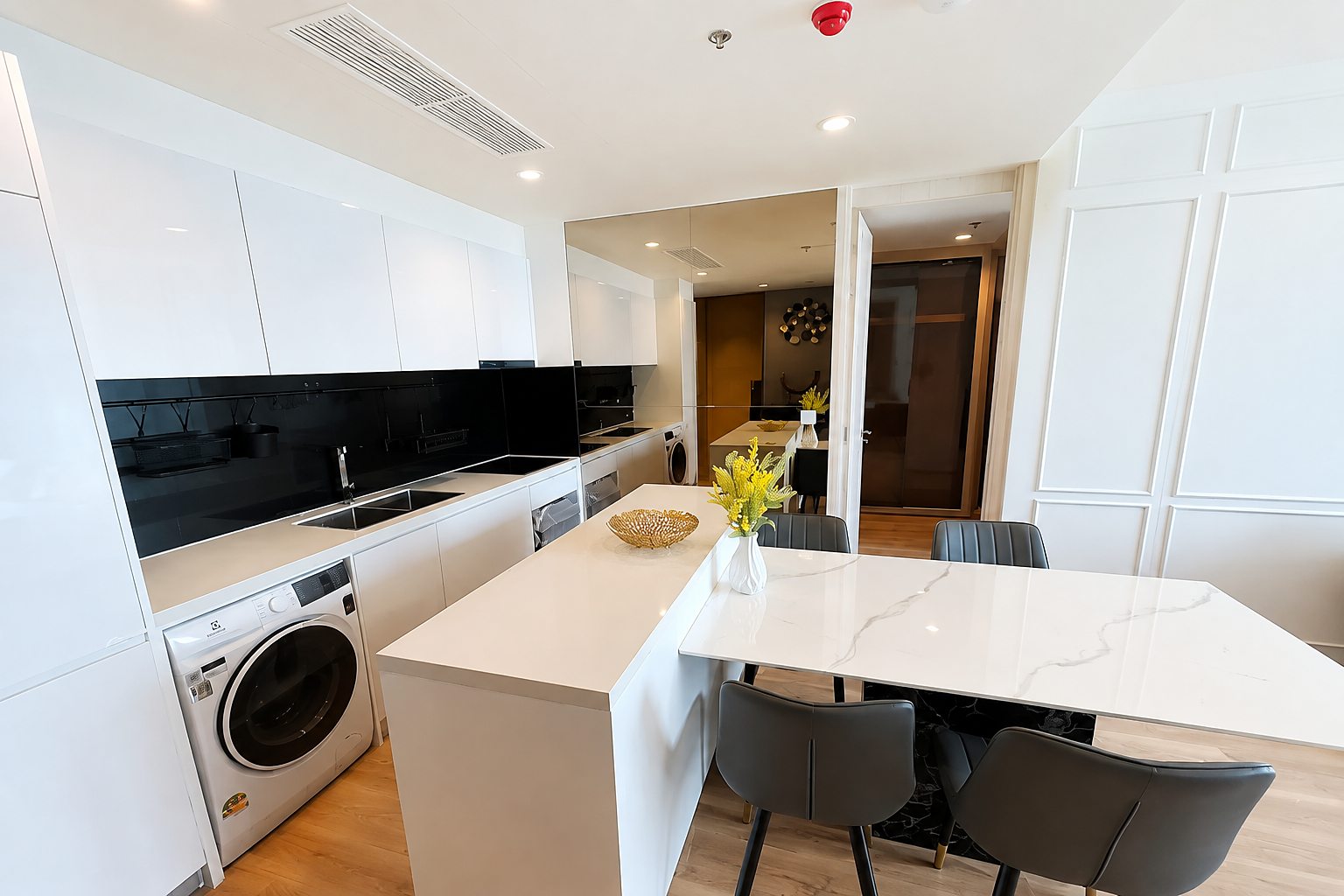 Noble Form Thonglor: Kitchen and dining table