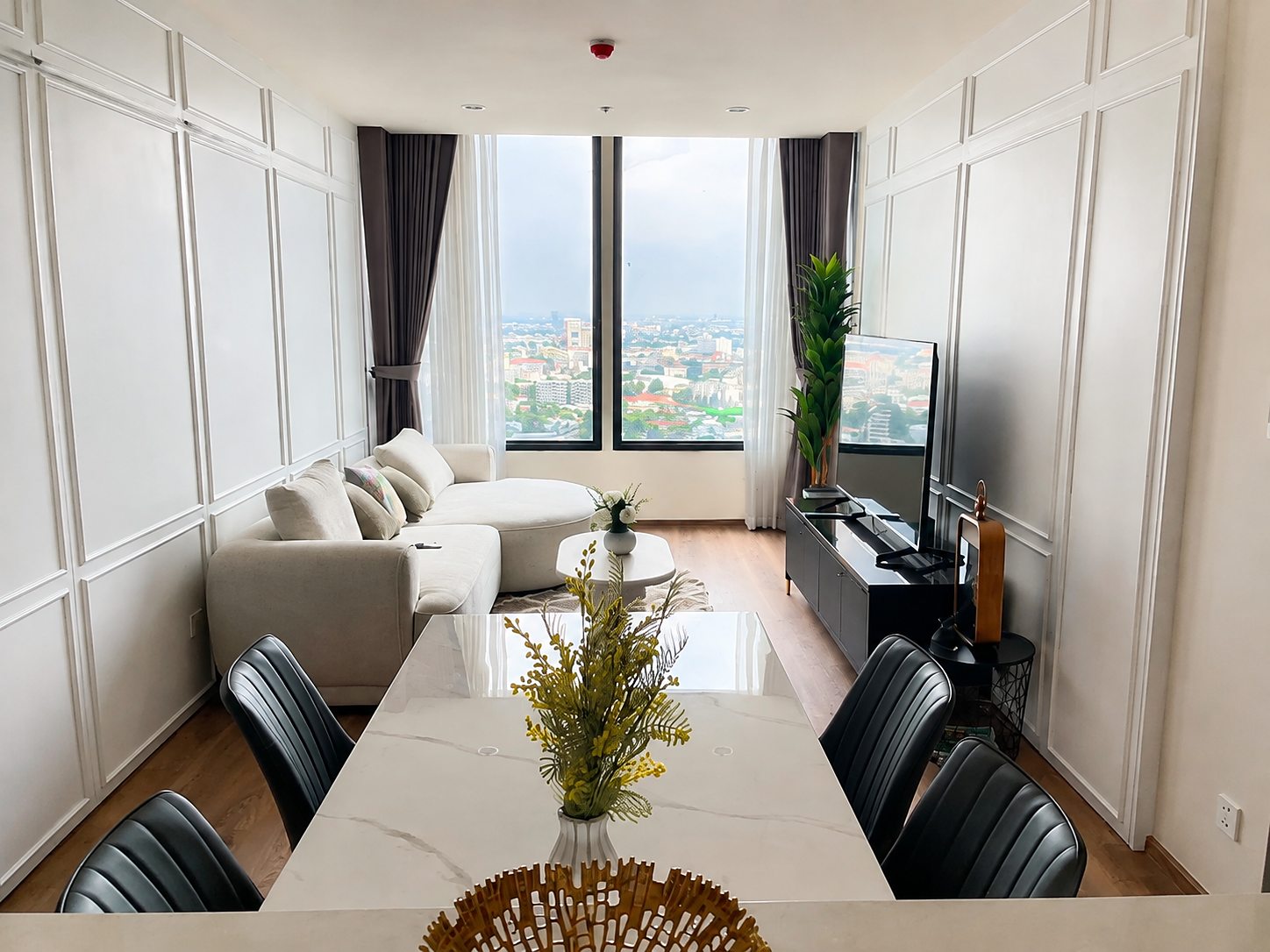 Noble Form Thonglor: Dining and living area